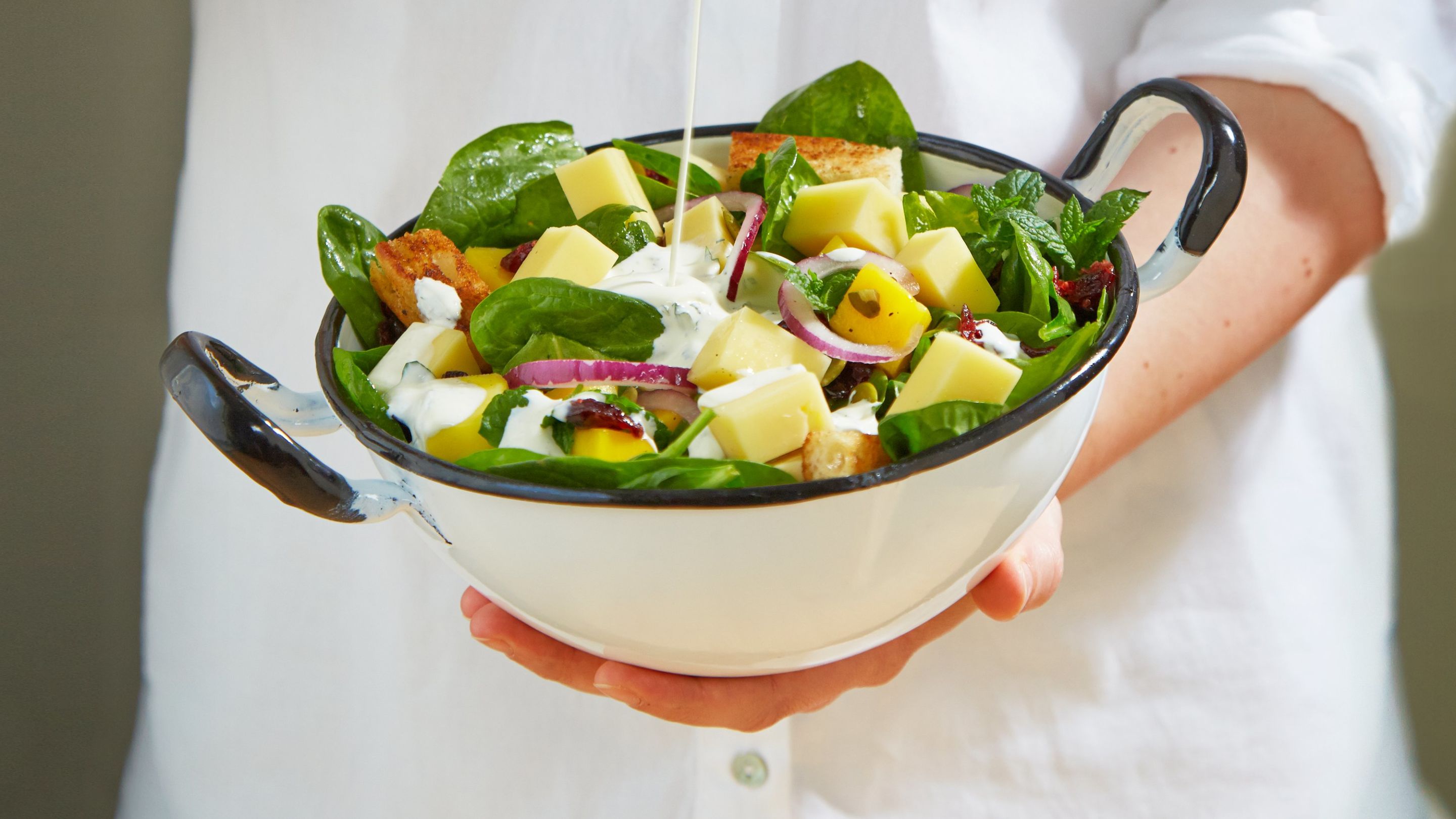 Spinatsalat med myntedressing