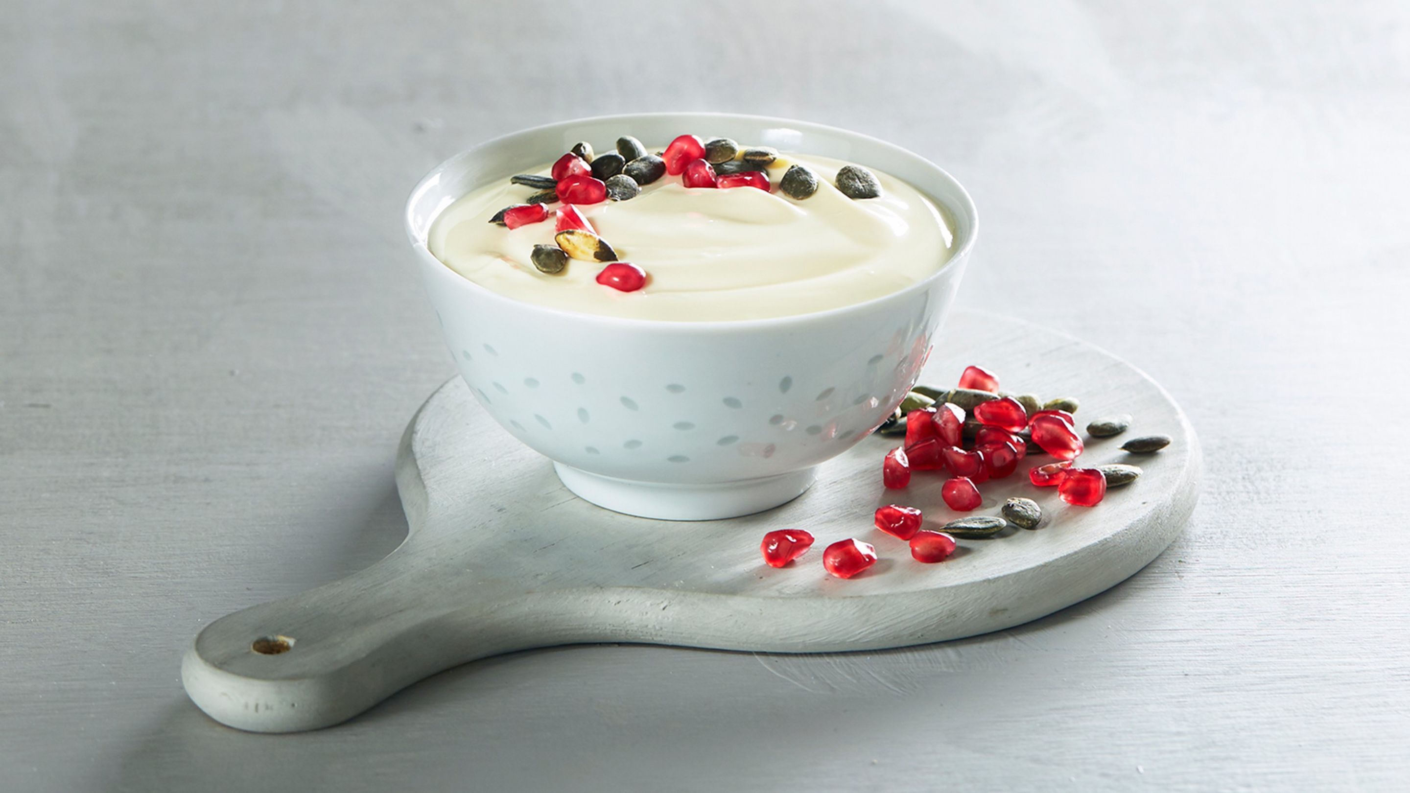Pasjonsfruktyoghurt med granateple og ristede gresskarkjerner