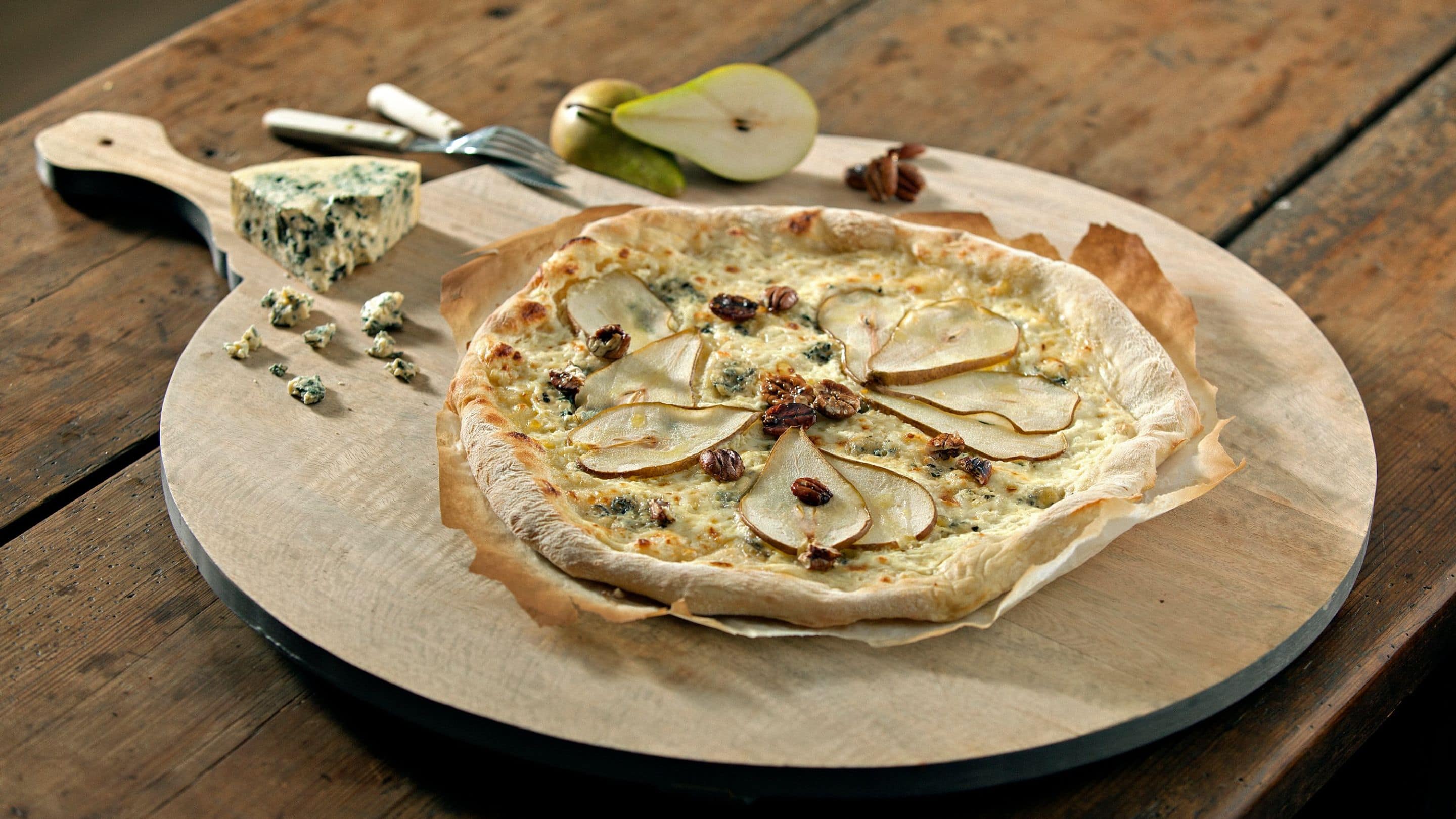 Pizza med Selbu Blå, pære og karamelliserte pecannøtter
