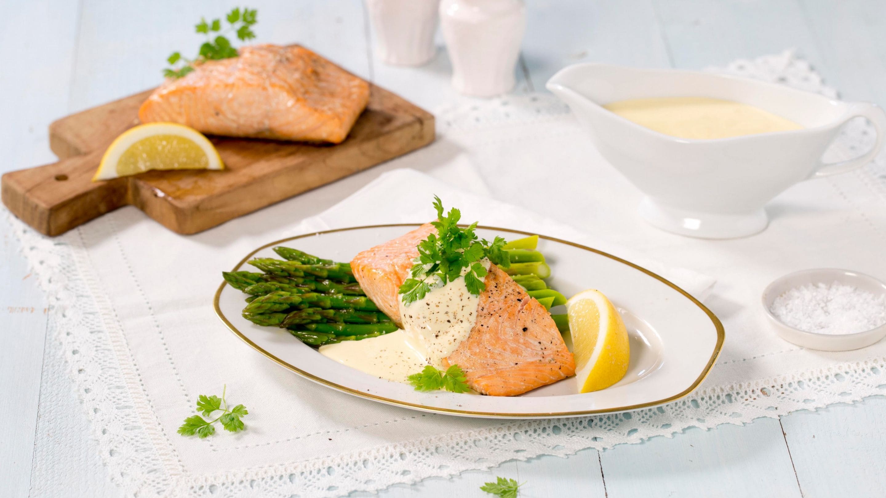 Grillet laks med asparges og hollandaisesaus