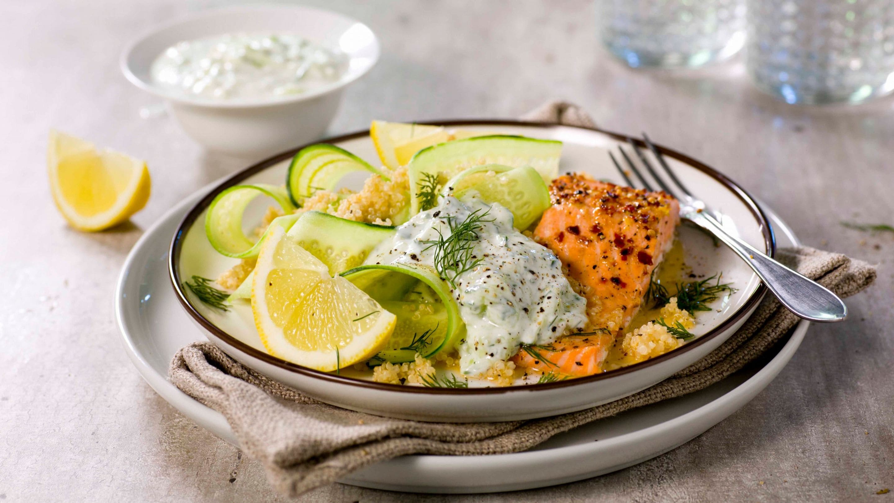 Ørret med quinoa og yoghurtsaus
