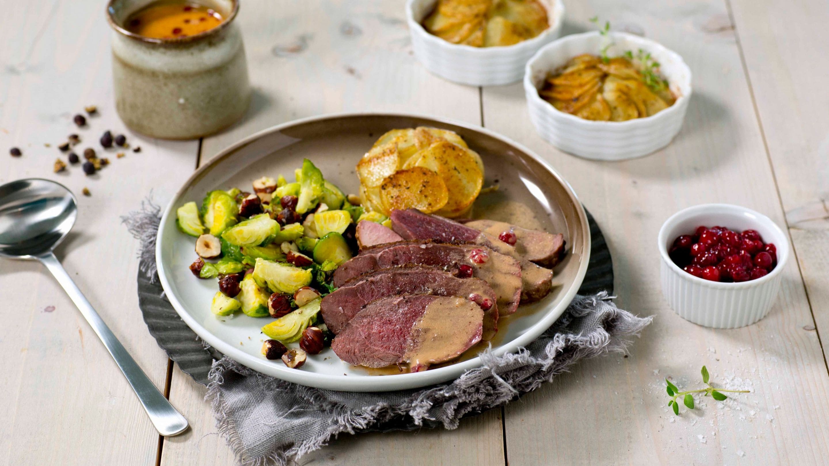 Tiurbryst med viltsaus