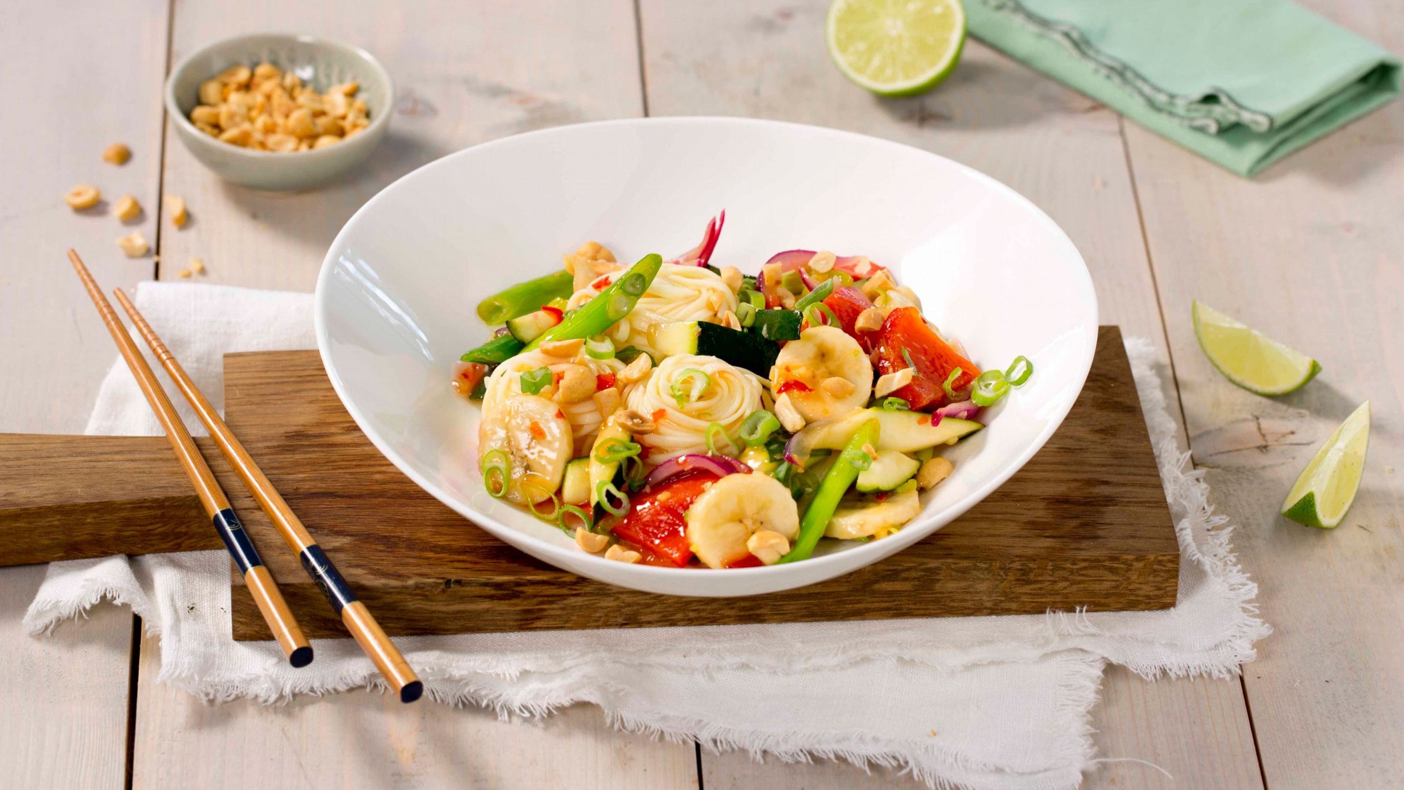 Wok med banan og nøtter