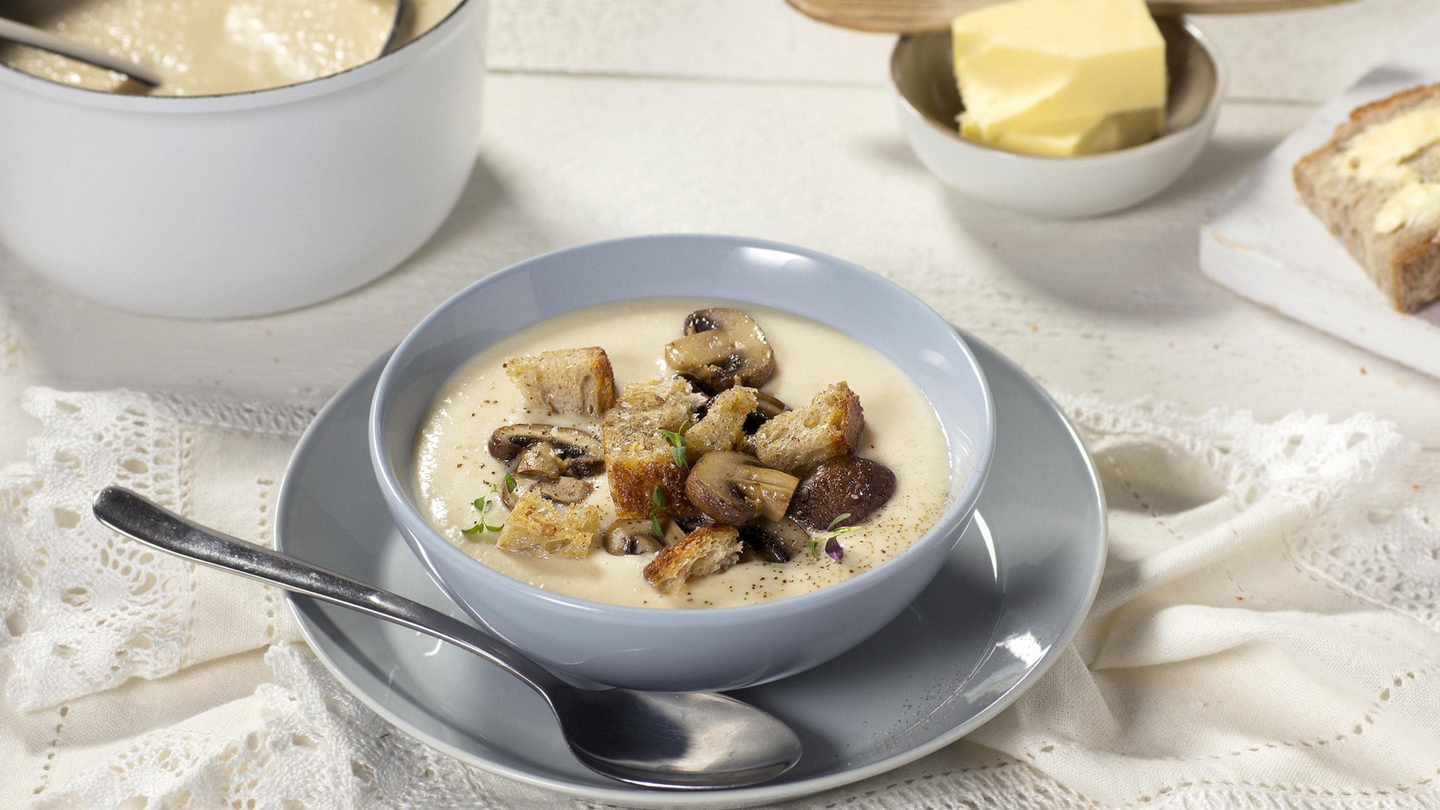 Jordskokksuppe med smørstekt sopp og hvitløkskrutonger