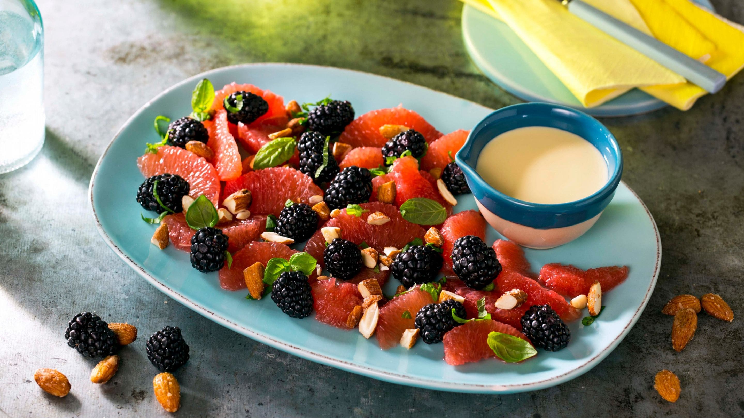 Grapefruktsalat med bjørnebær og glaserte mandler