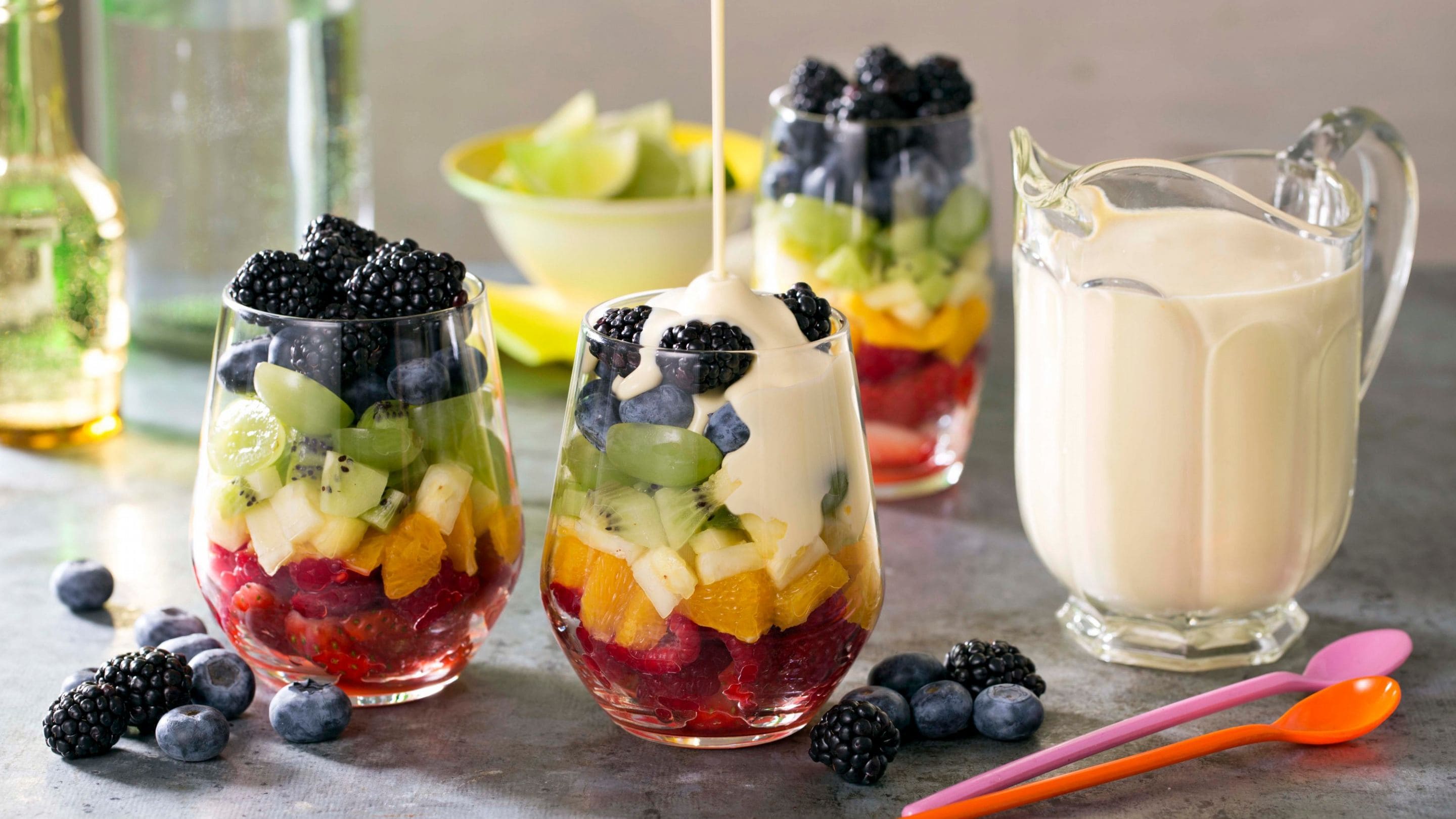 Regnbue-fruktsalat i glass
