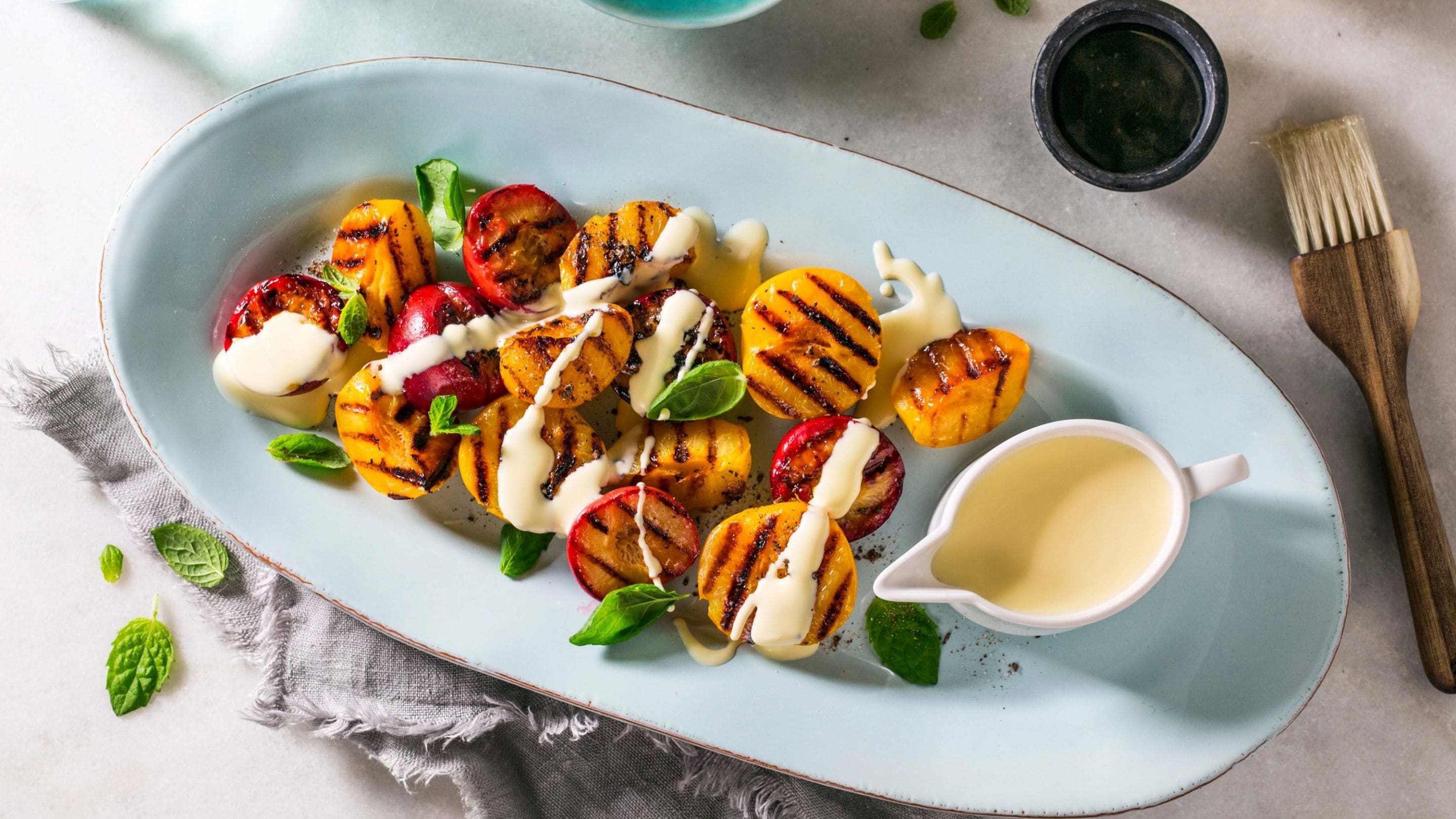 Grillet steinfrukt med kaffe og vaniljesaus