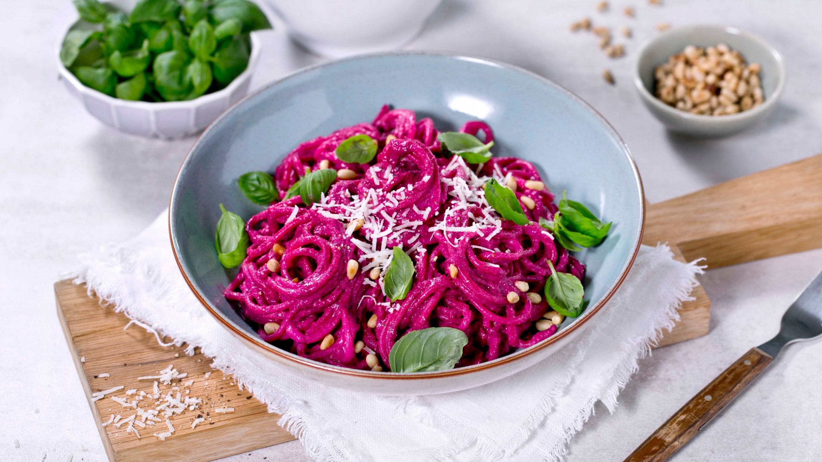 Spaghetti med rødbetpesto