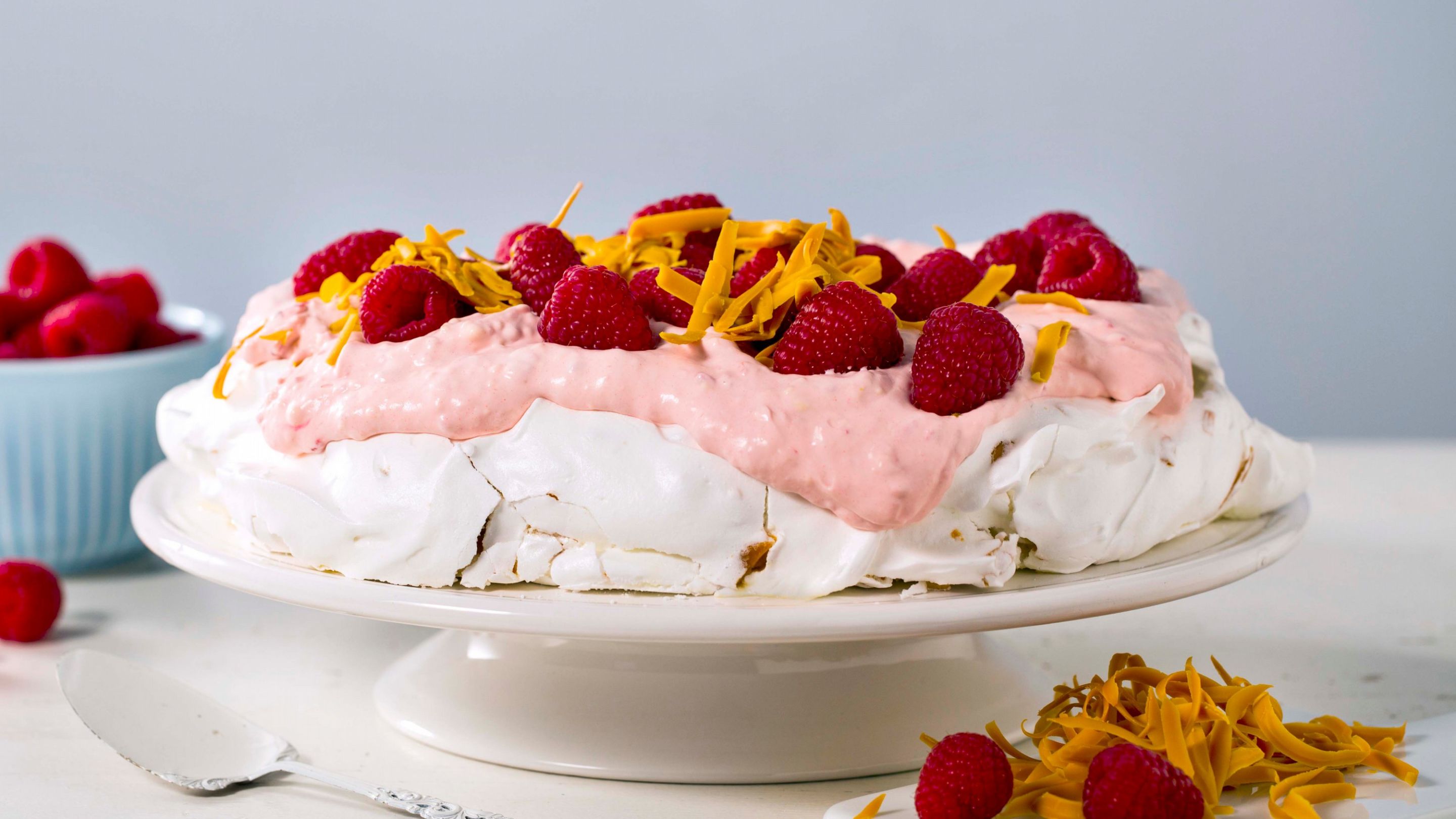 Brunost-Pavlova med bringebærkrem