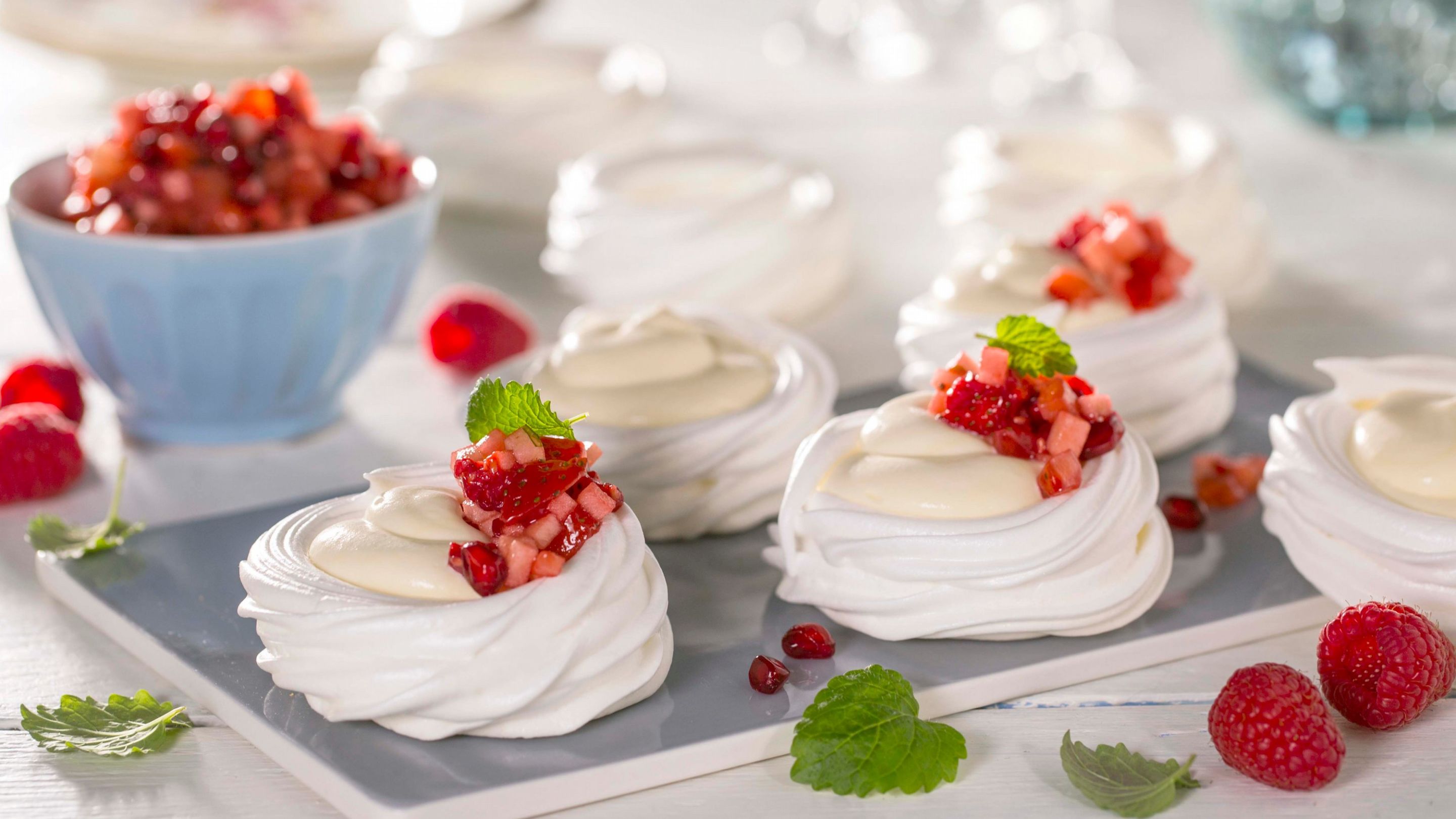 Pavlova-kopper med vaniljekrem og fruktsalsa