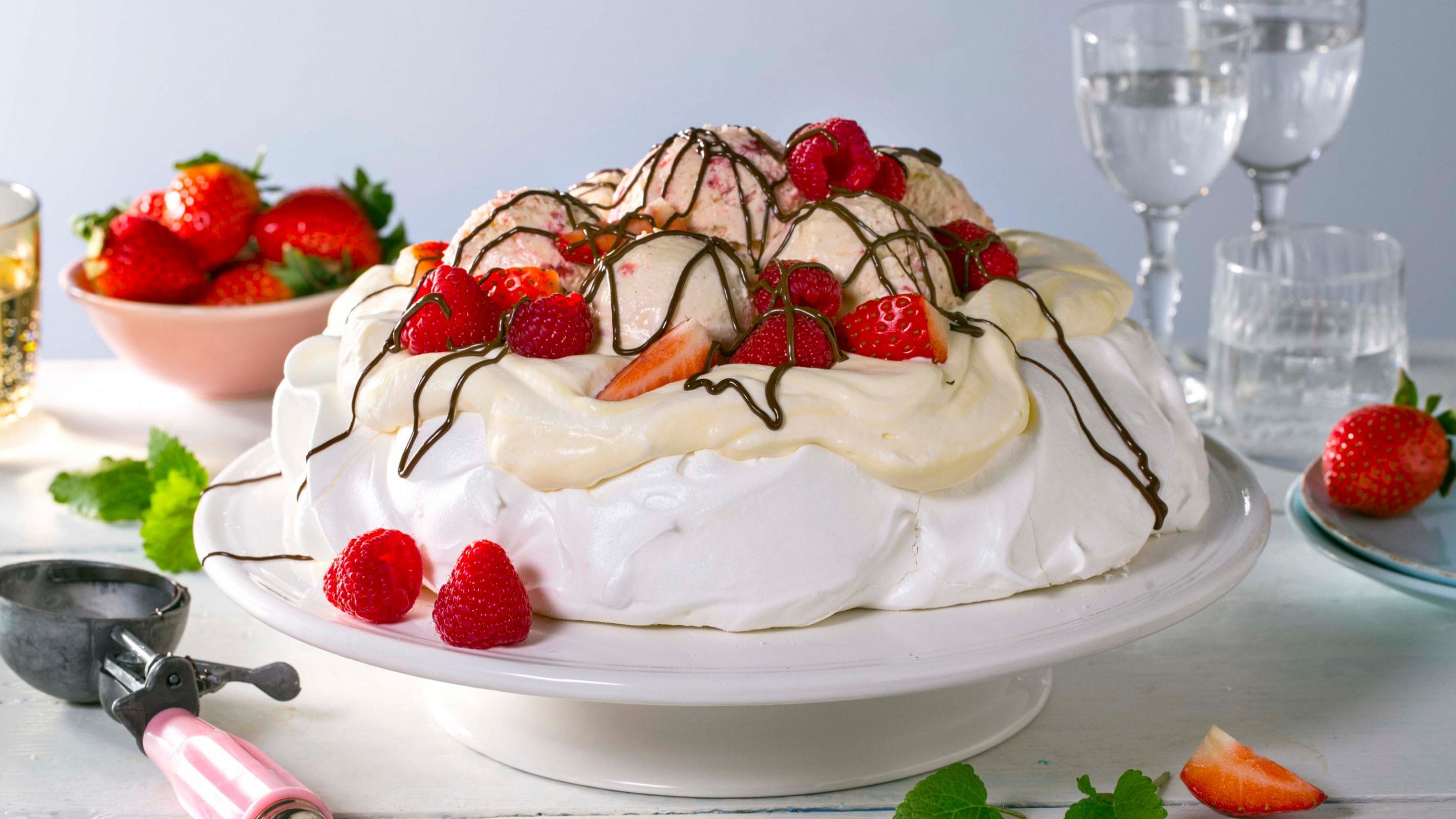 Pavlova med is og bær
