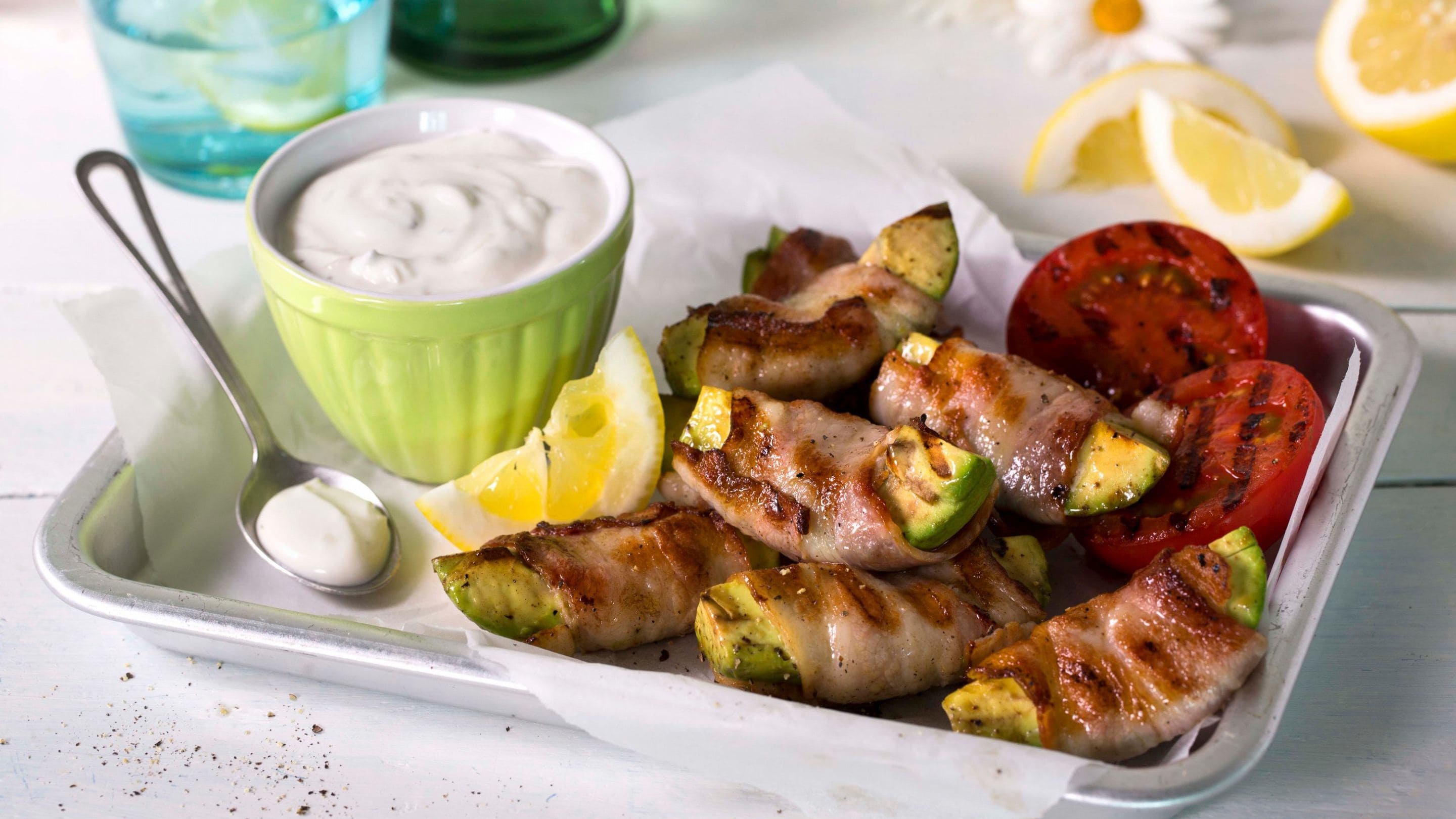 Grillet avokado med bacon og tzatziki