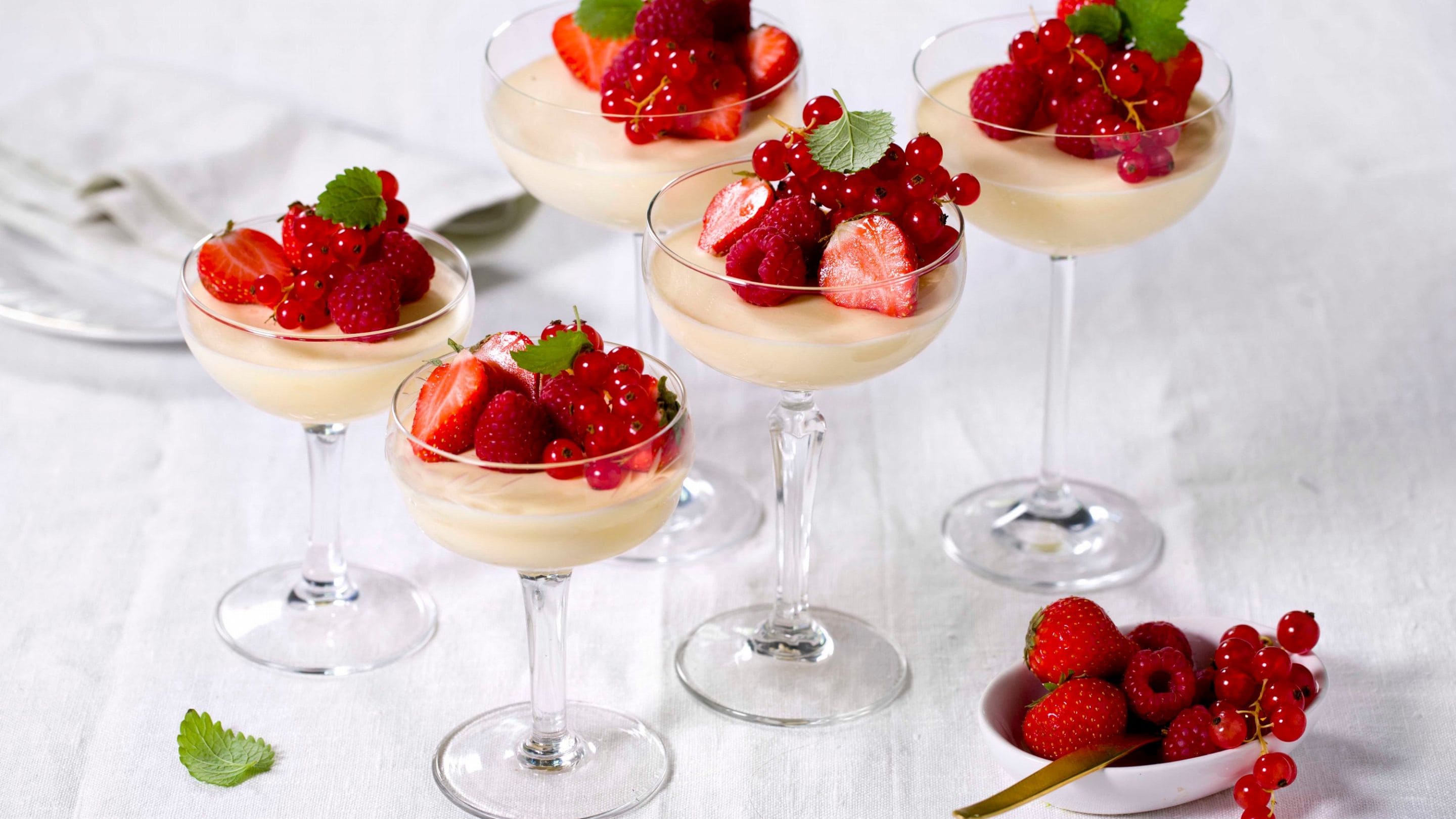 Champagne-mousse med søte bær