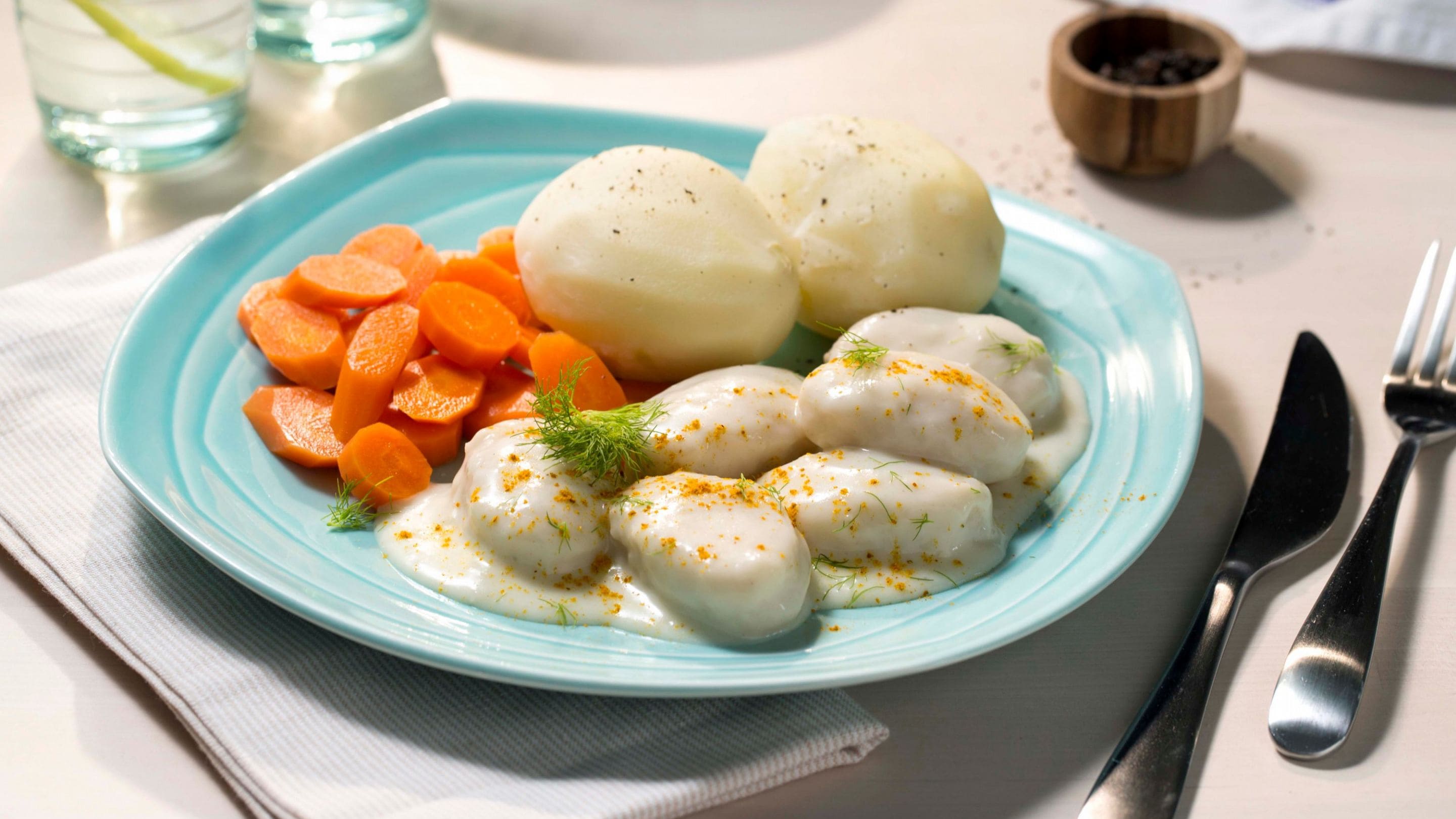 Fiskeboller med hvit saus