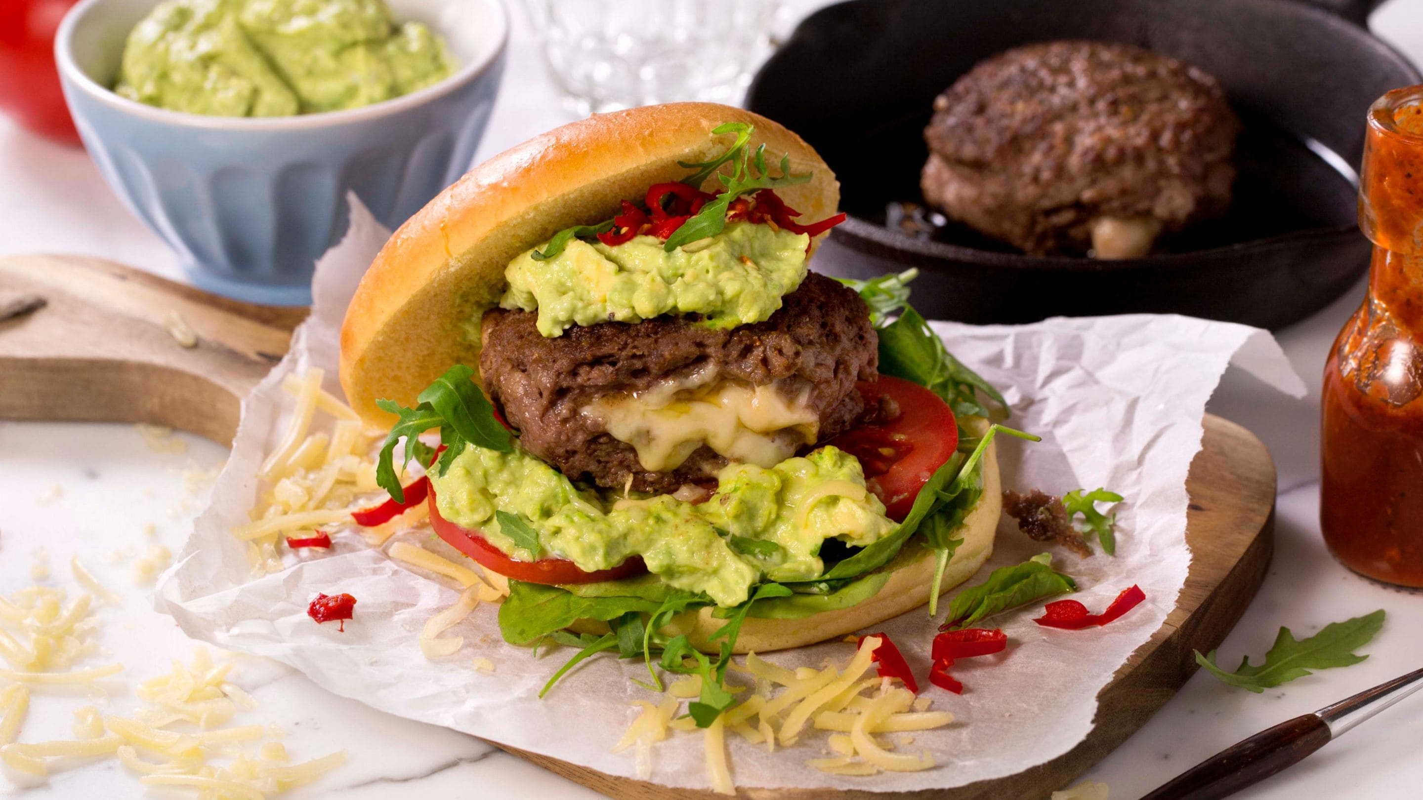Juicy lucy-burger med guacamole