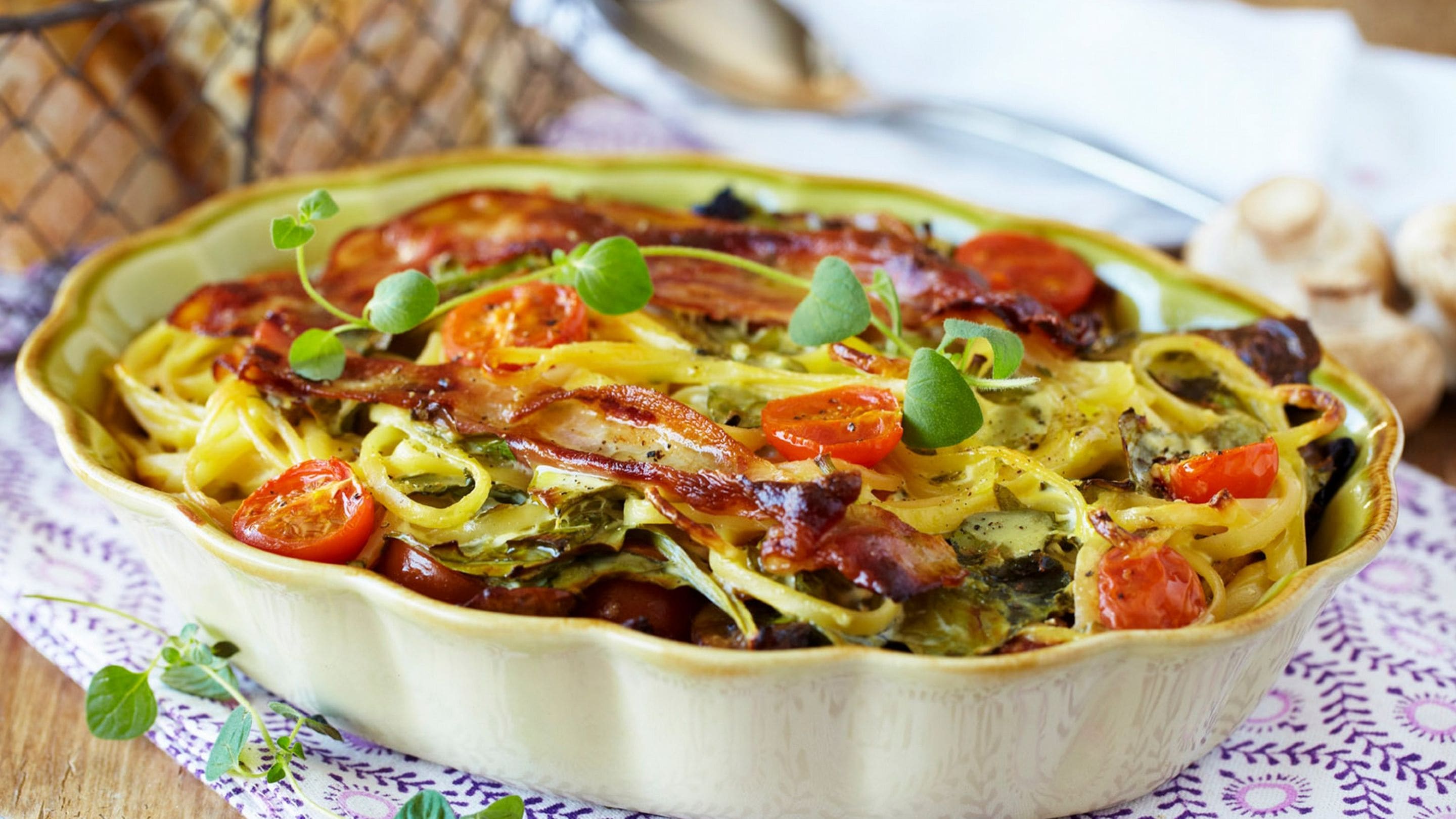 Pastagrateng med spaghetti og bacon