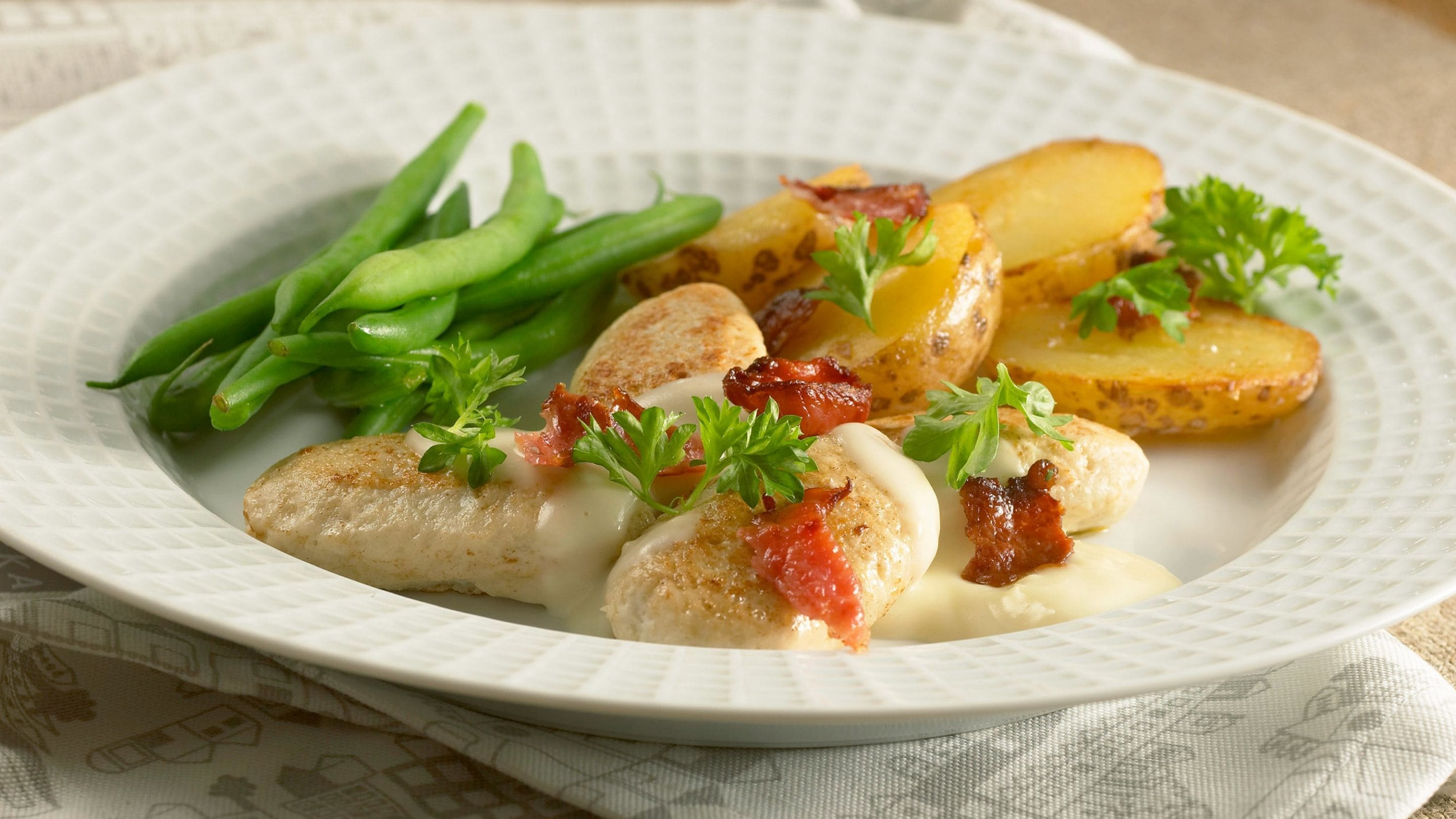 Fiskeboller med bacon og bønner
