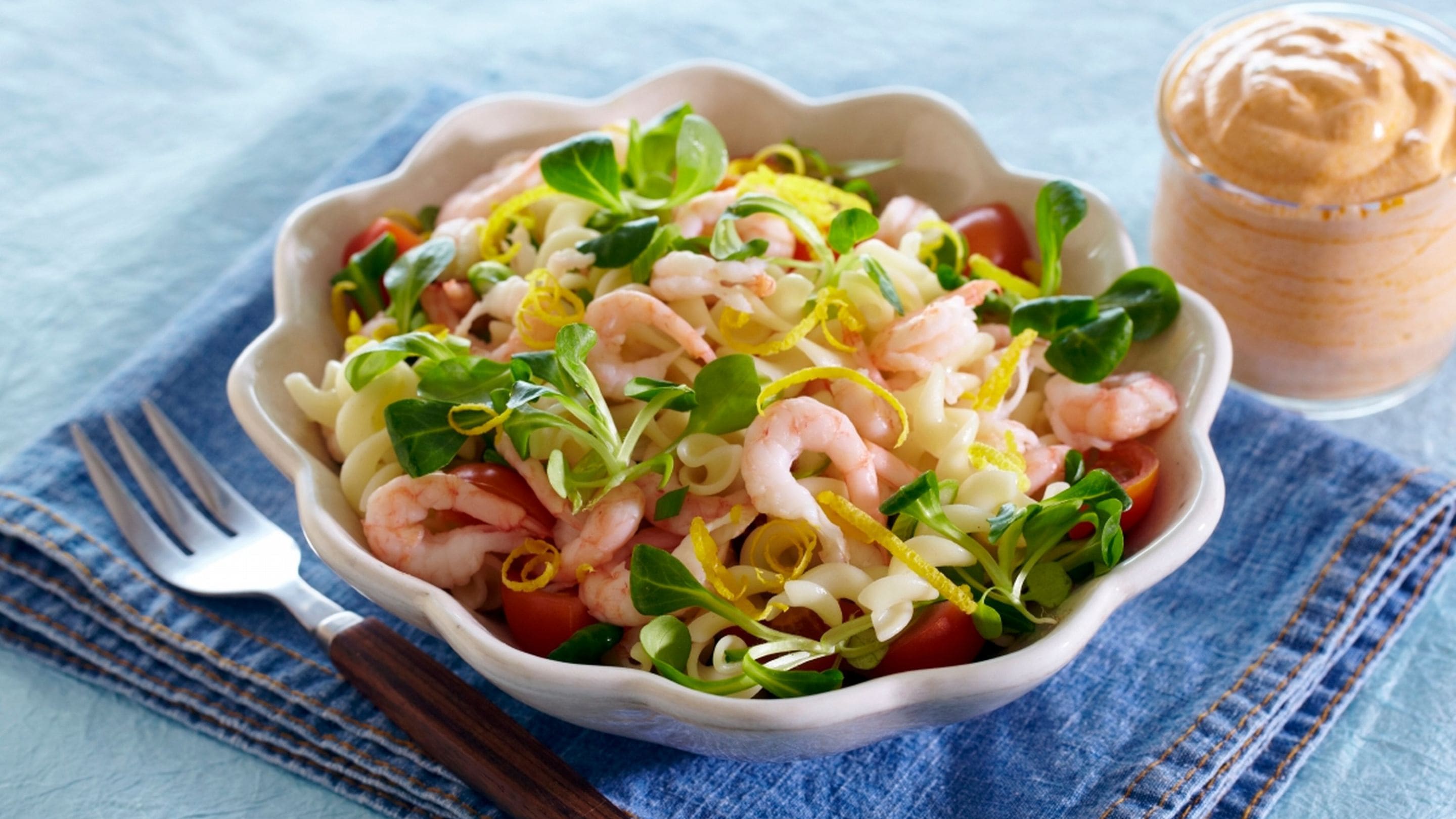 Nydelig pastasalat med reker og skalldyr