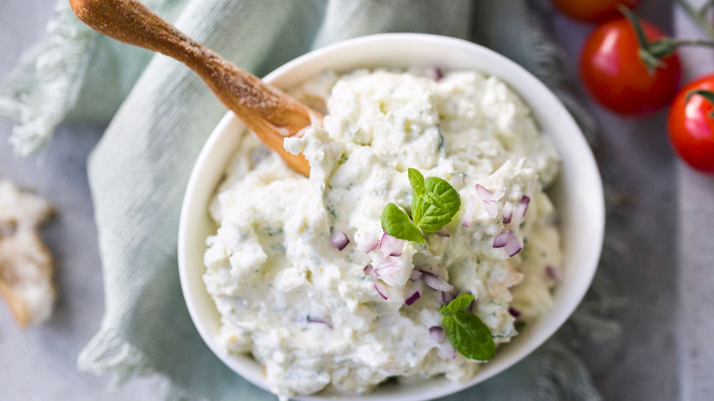 Frisk ostedipp med rødløk, feta og urter