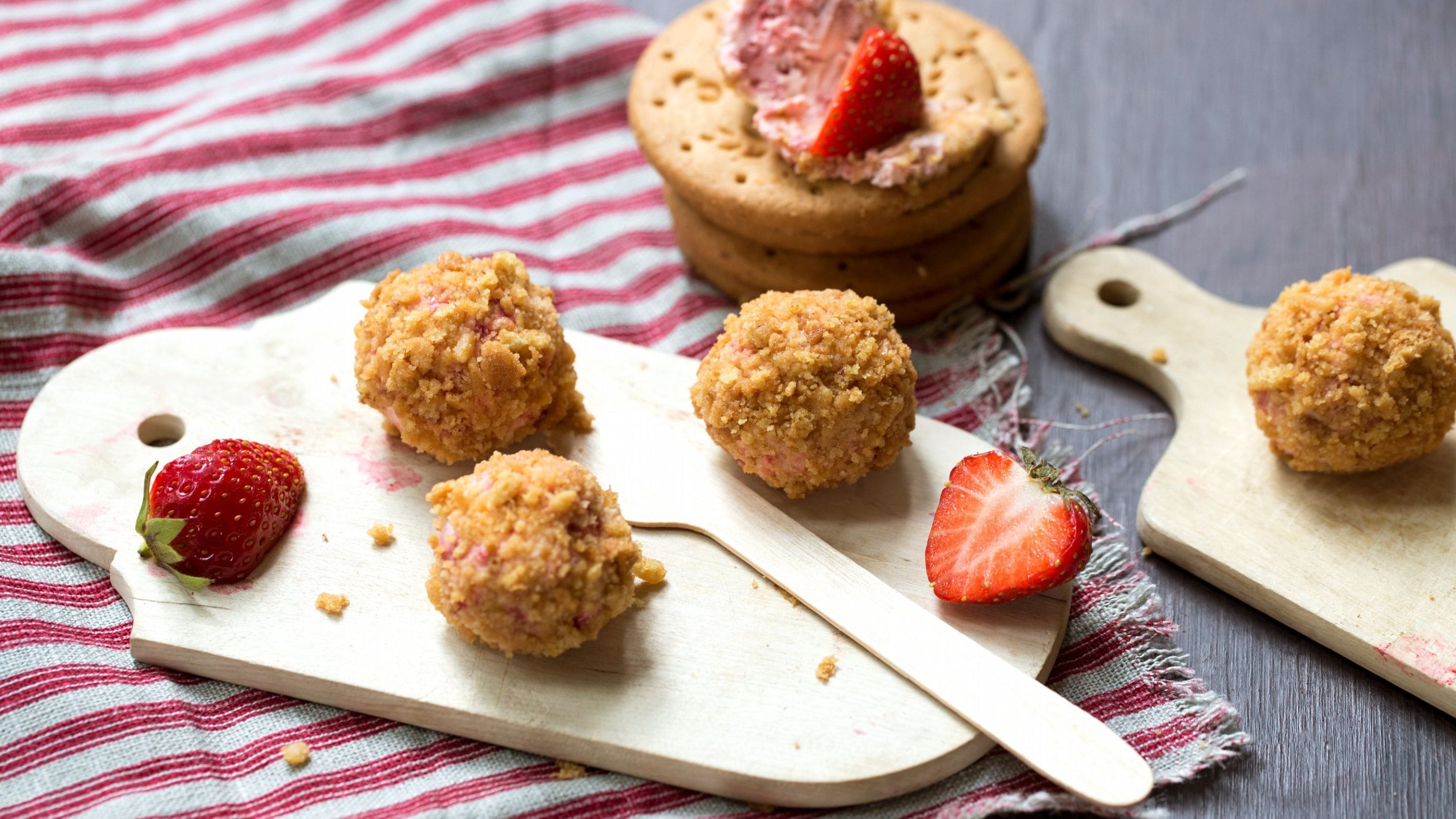 Cheese balls strawberry cheesekake