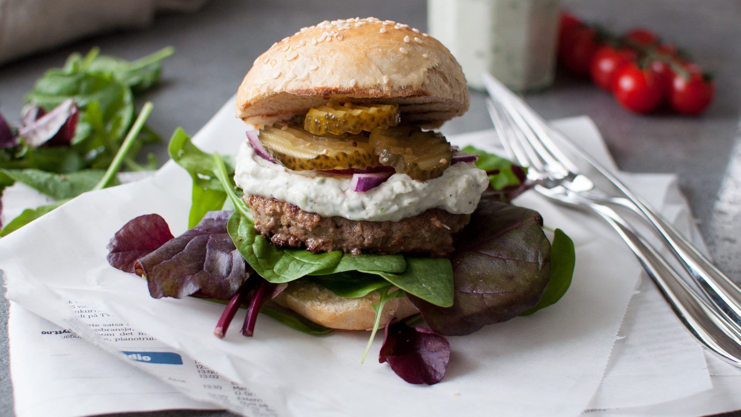 Hamburger med blåmuggdressing