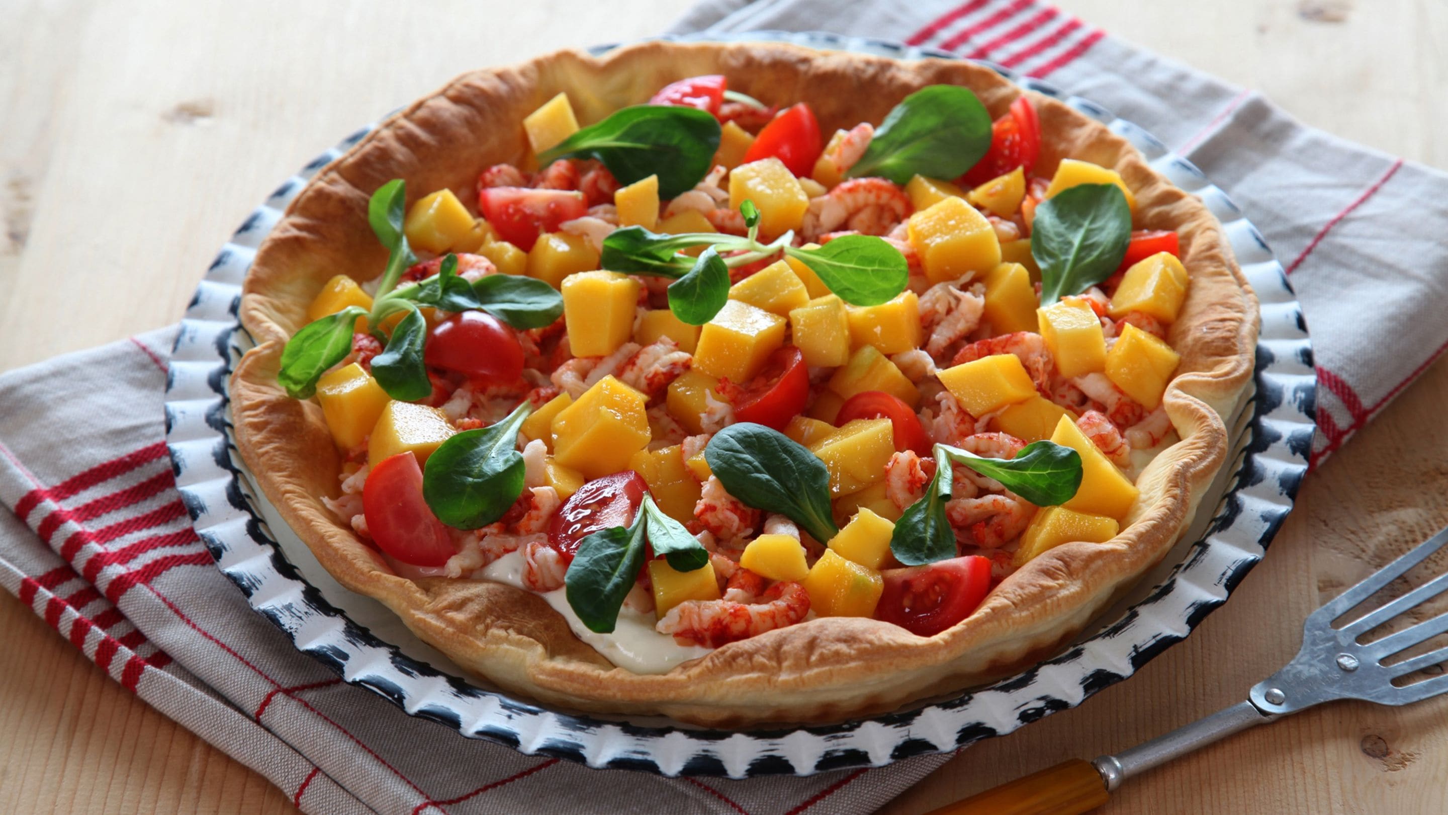 Fargerik pai med krepsehaler og mango