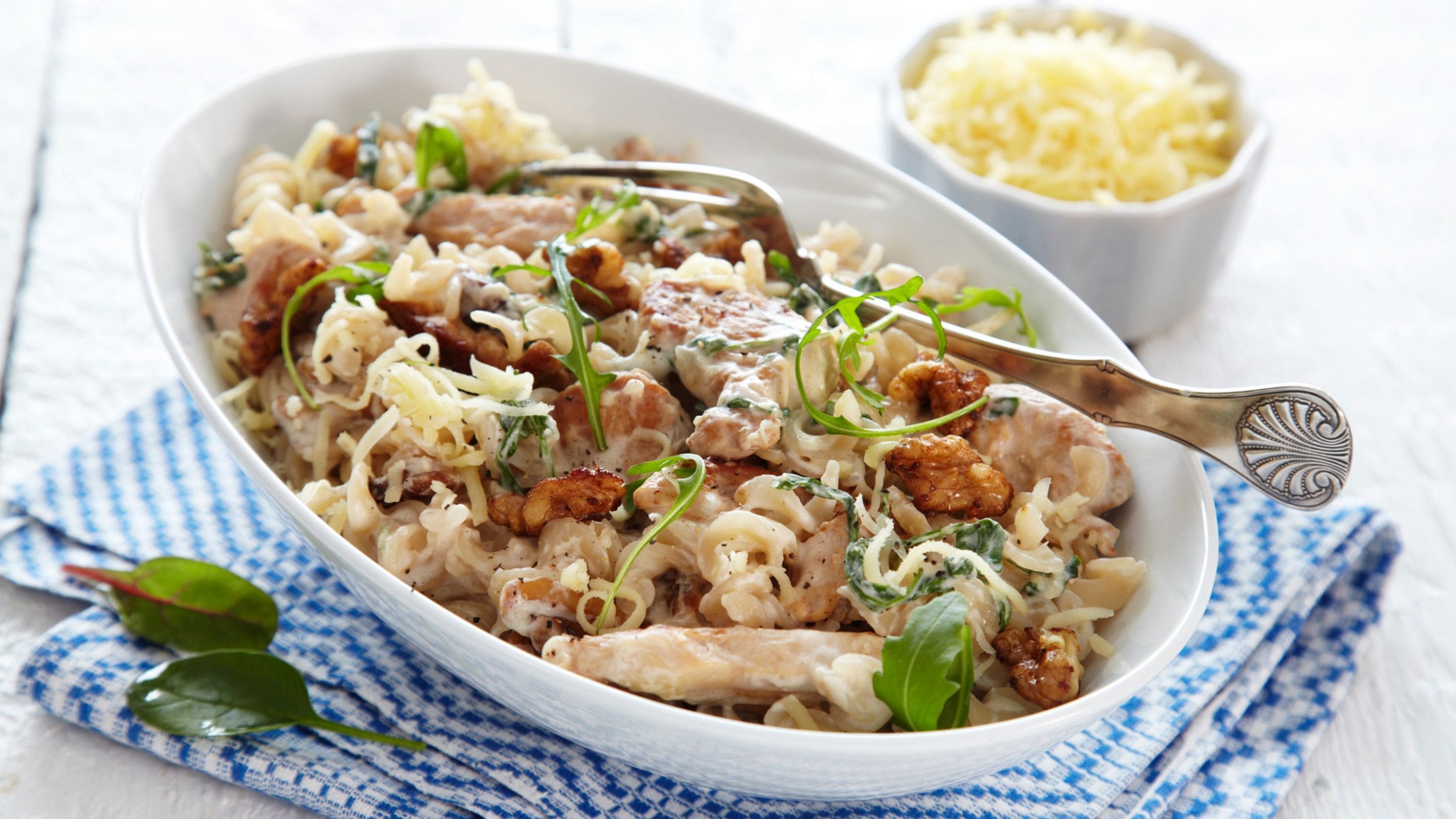 Pasta med kylling, nøtter og ruccola
