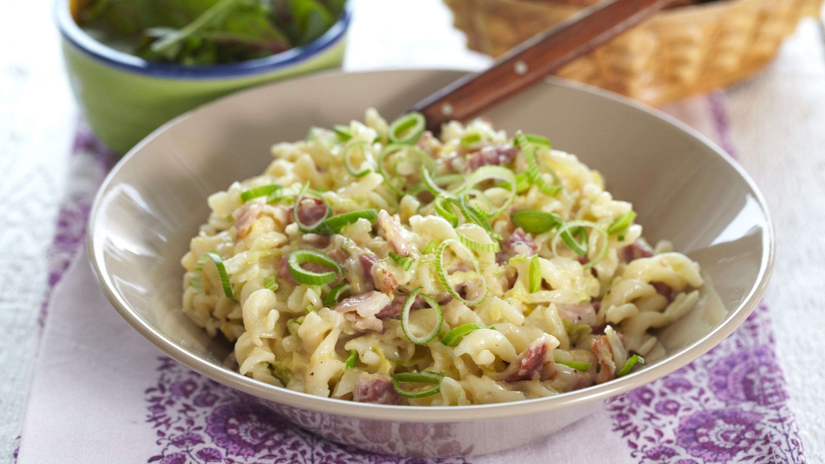 Pasta med kål og bacon