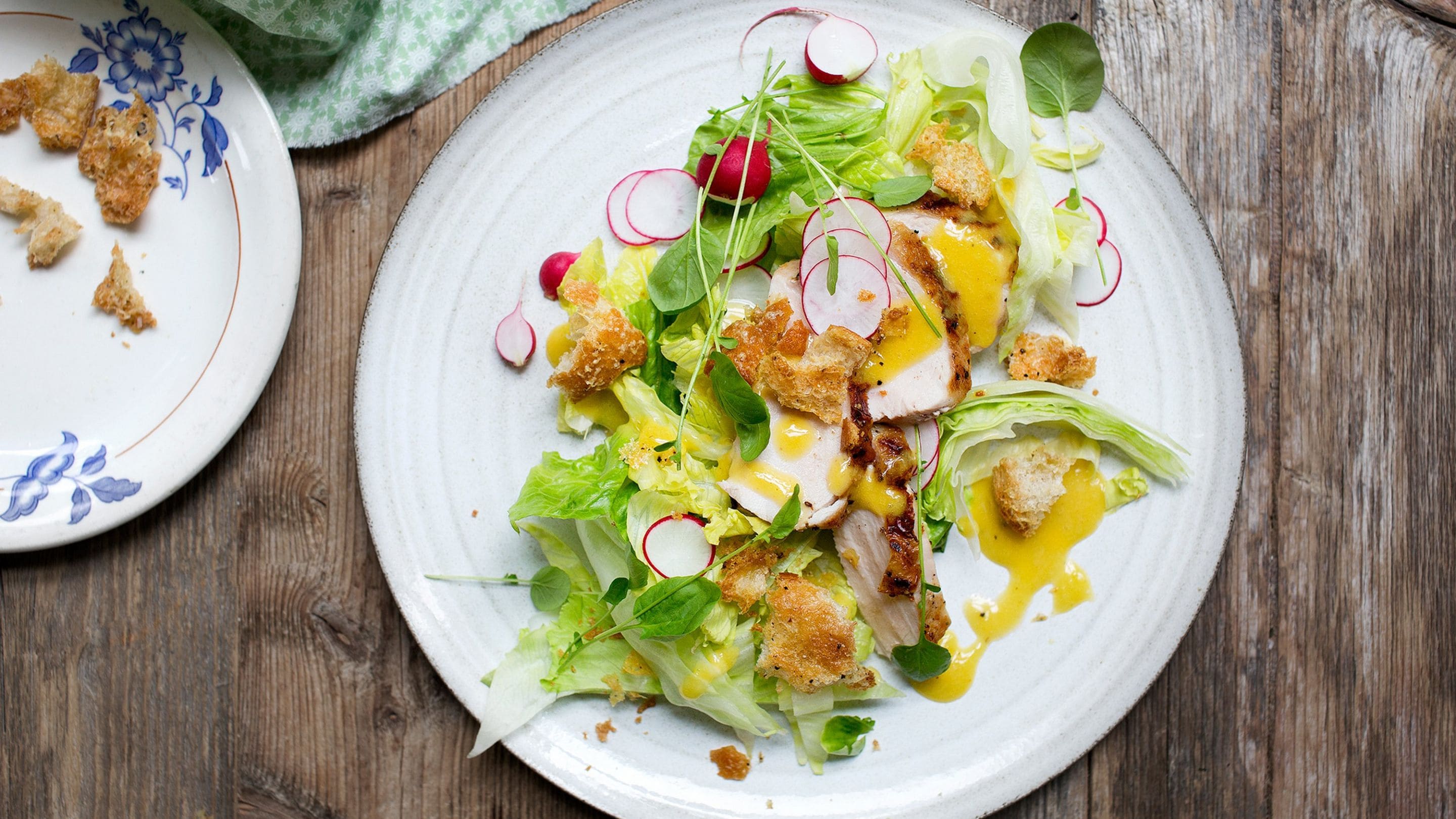 Kyllingsalat med ostekrutonger og parmesandressing