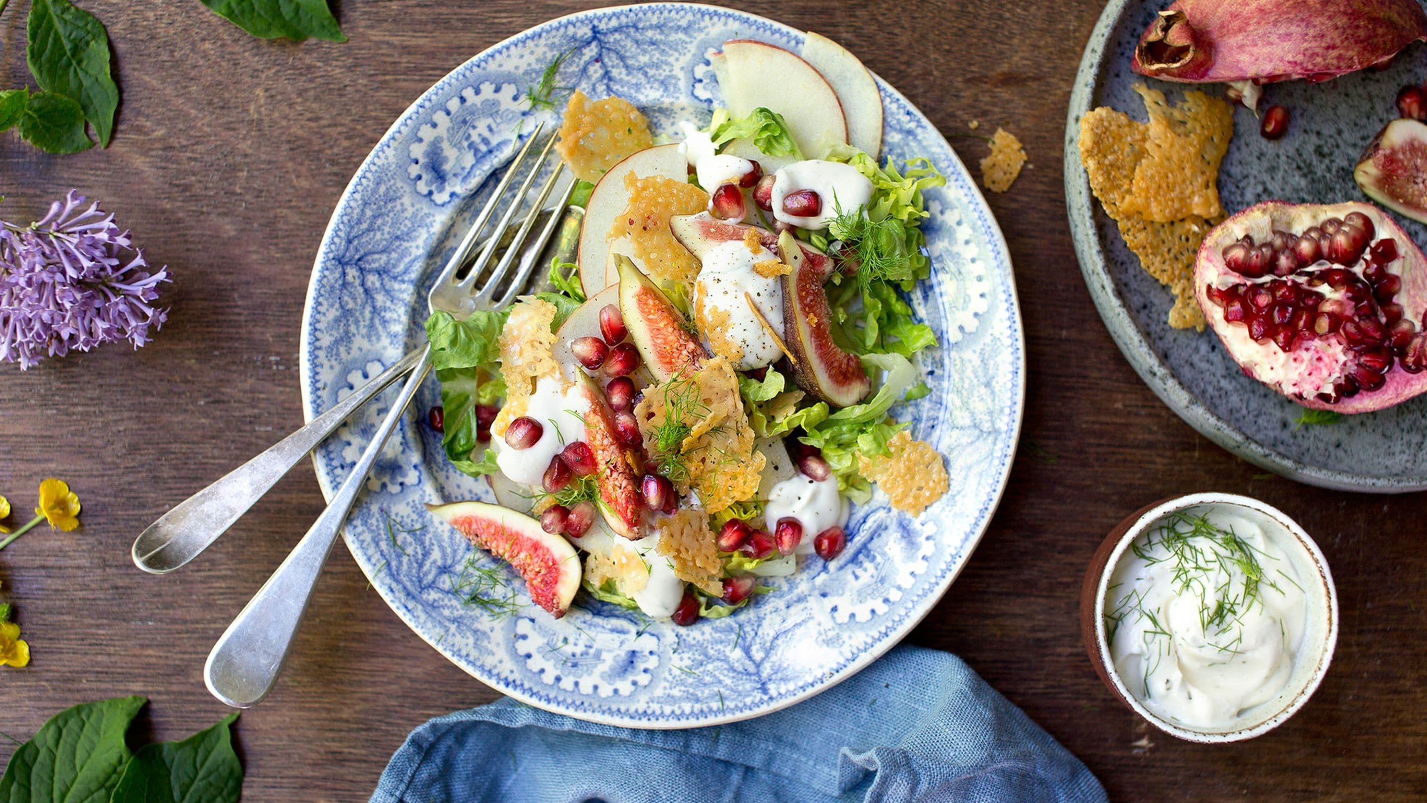 Eple- og fikensalat med ostechips og kremostdressing