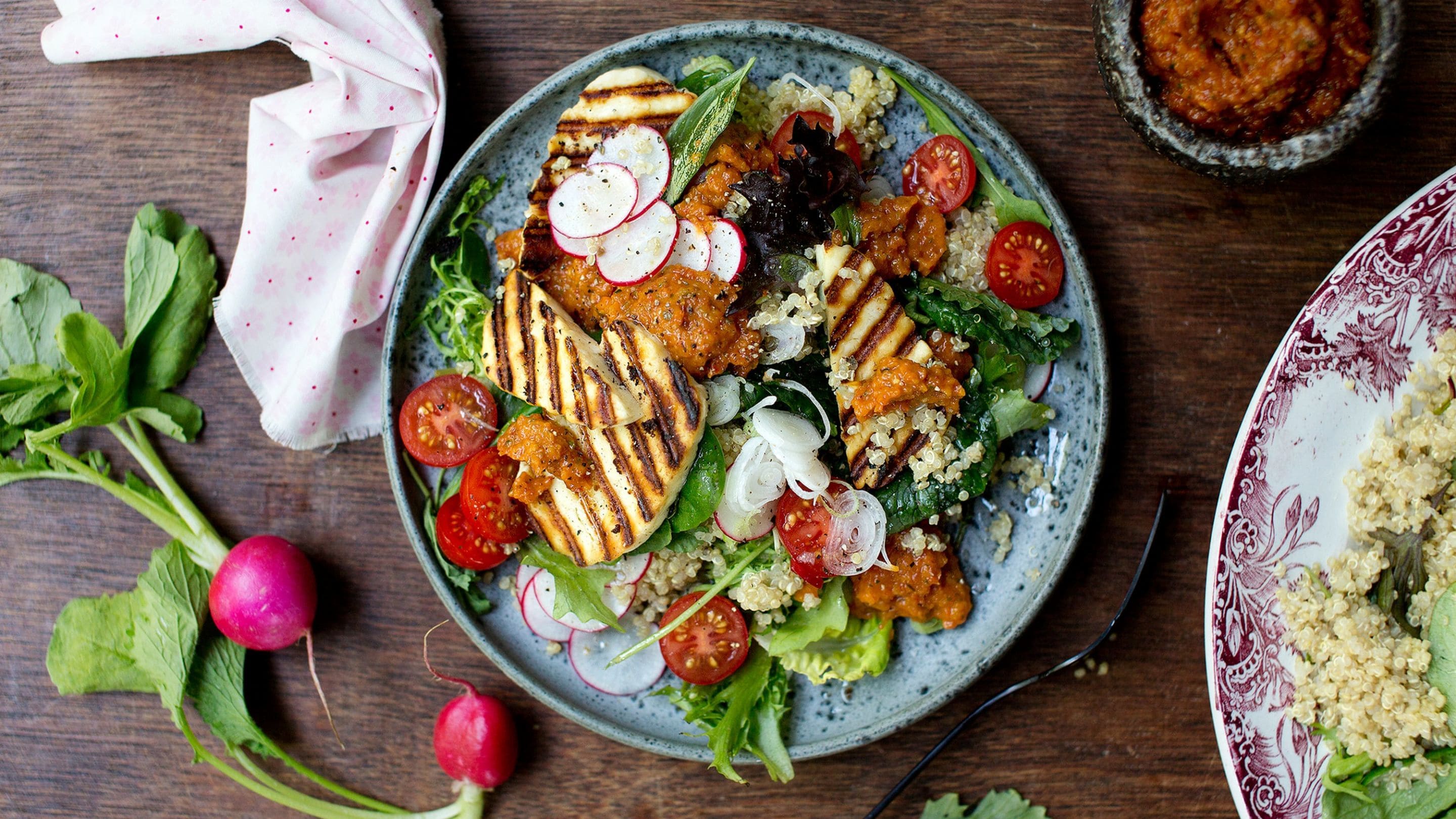 Quinoasalat med grillet halloumi-ost og harissadressing