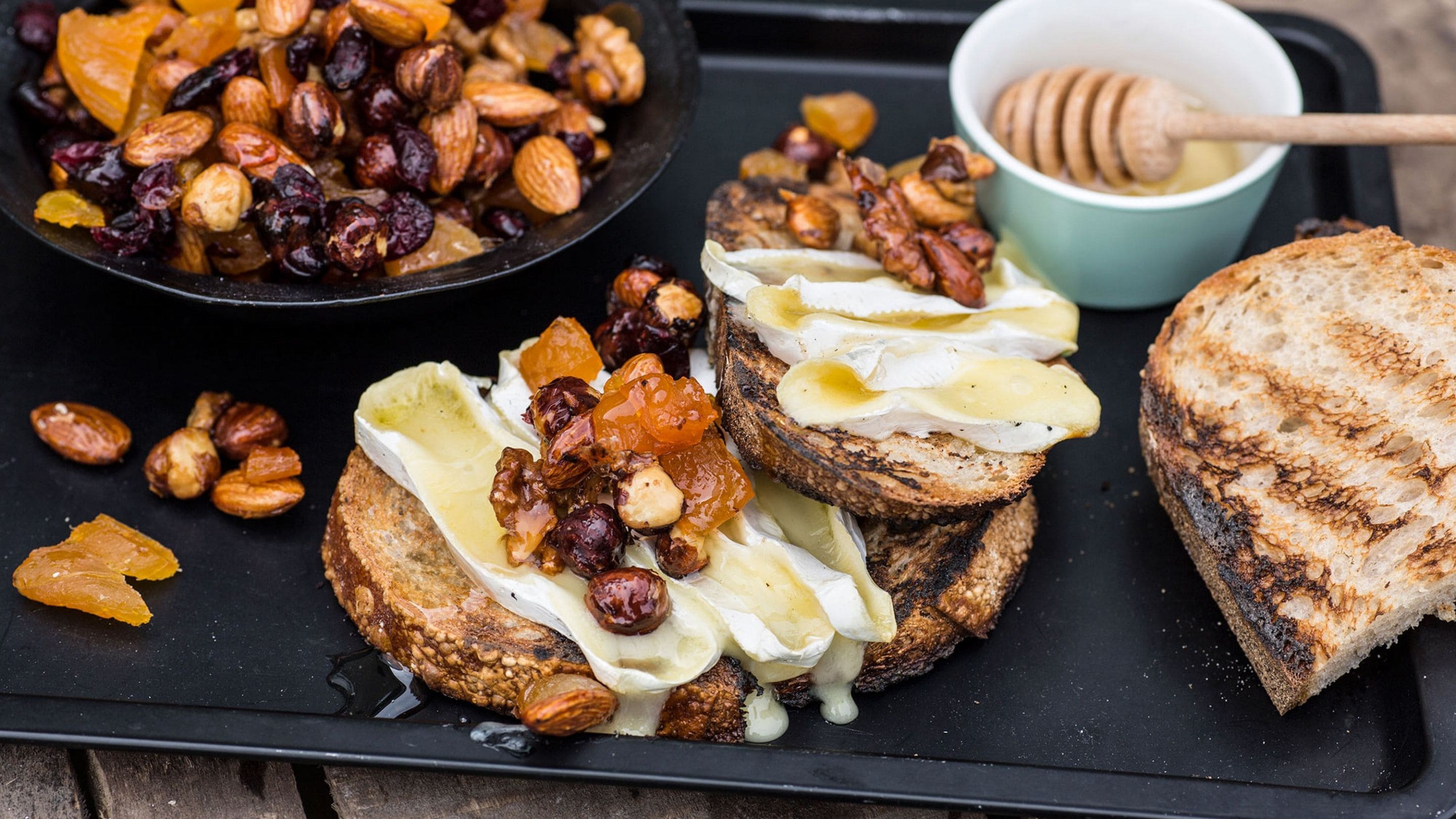 Grillet crostini med brie og nøtteblanding