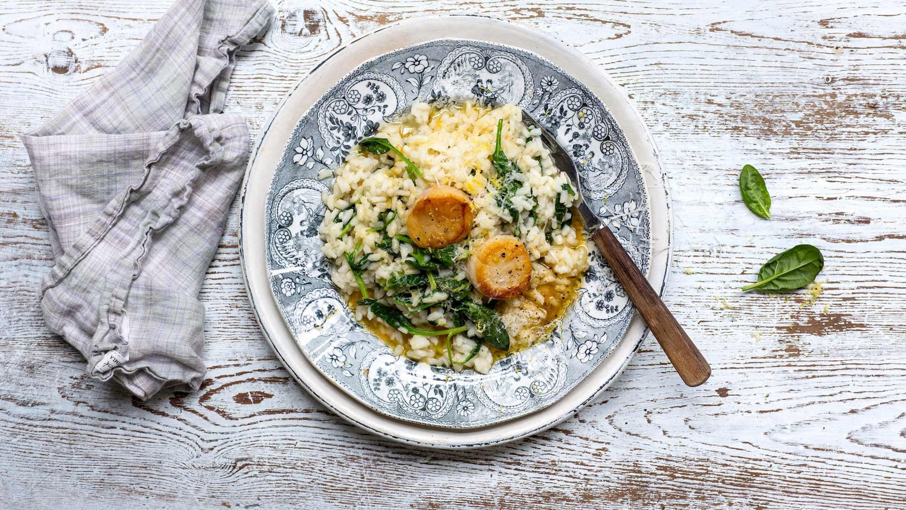 Spinat-risotto med stekte kamskjell og sitronsmør