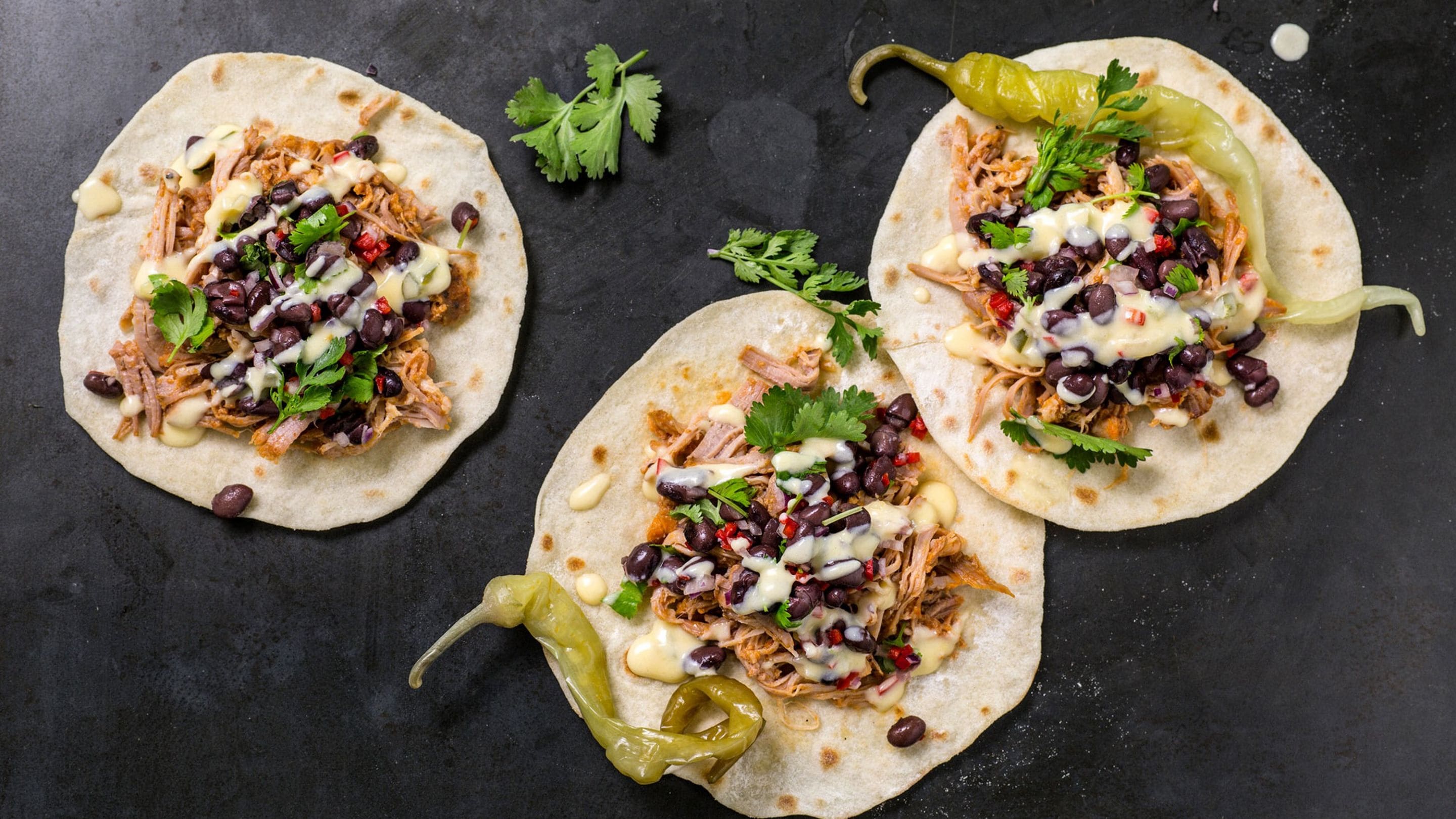 Taco med pulled pork, bønnesalsa og ostesaus