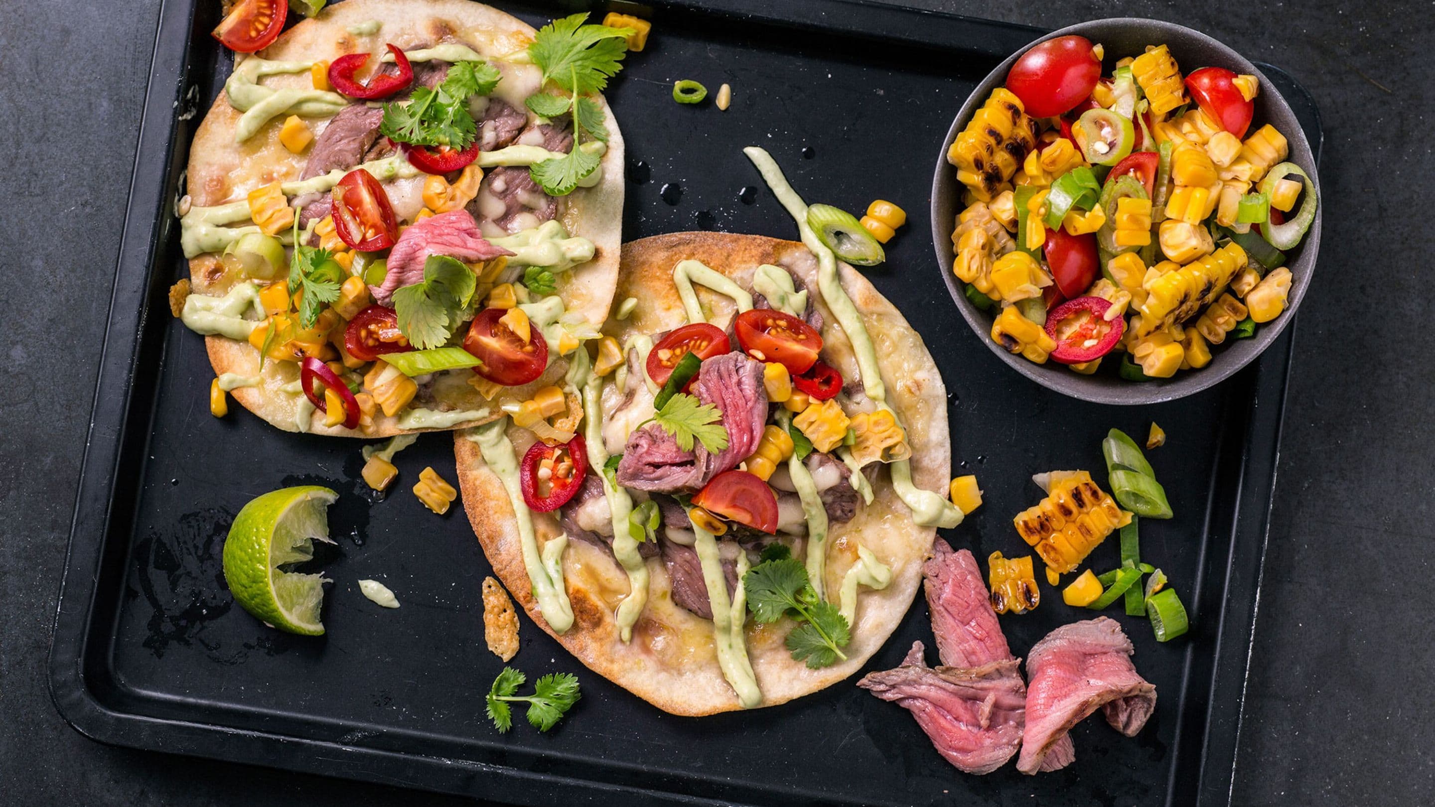Ostegratinert taco med biffstrimler, guacamole og grillet mais-salsa