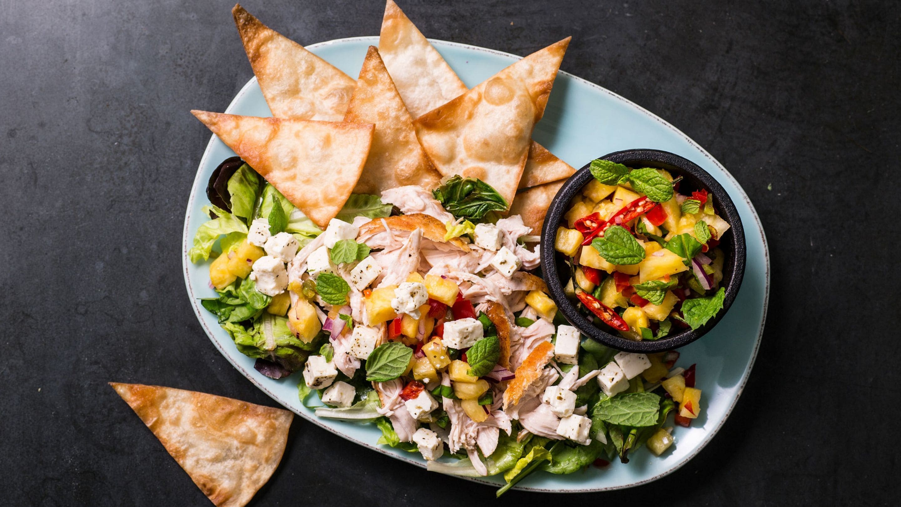 Tacosalat med kylling, marinert ost og ananas-salsa