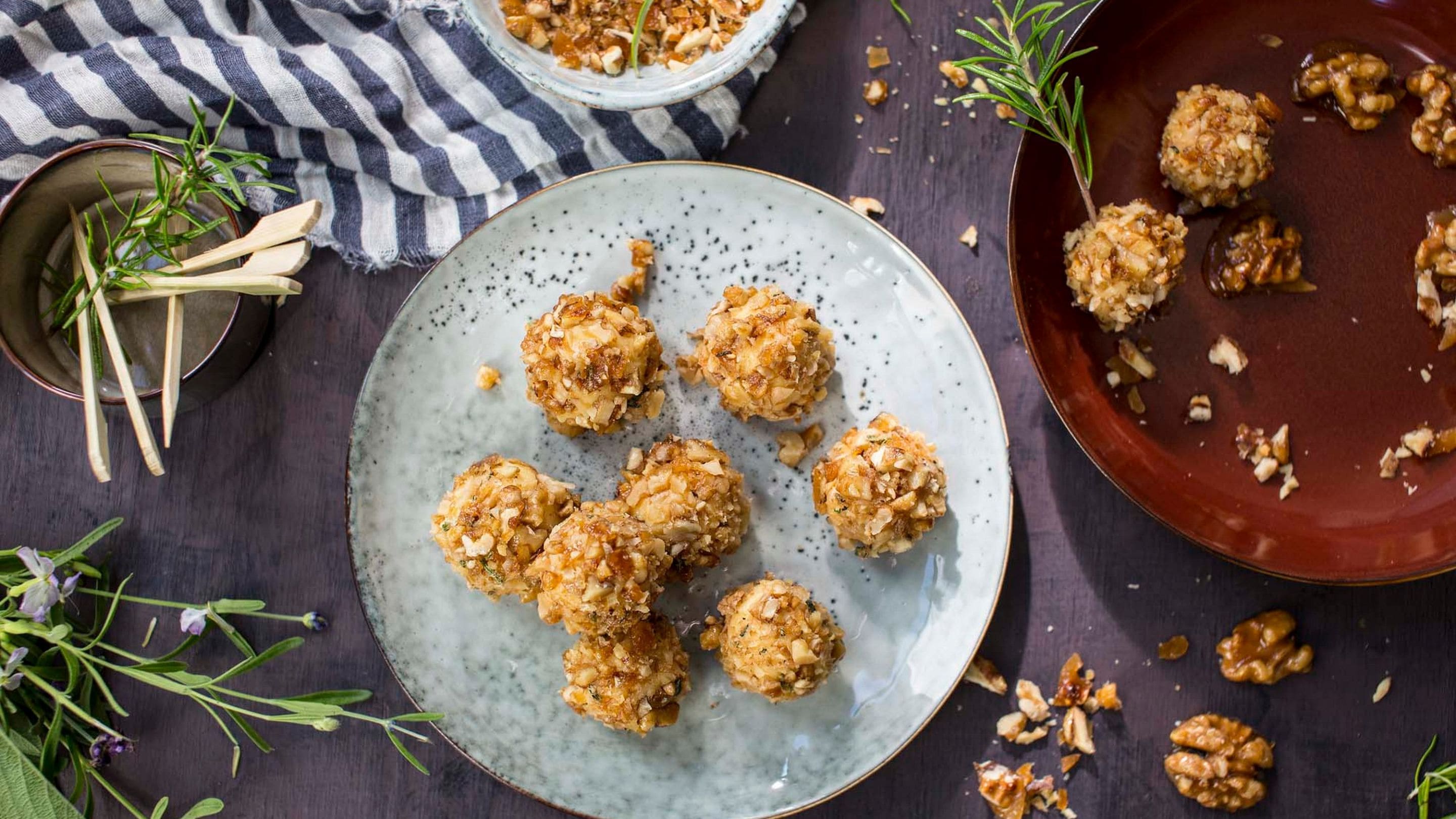 Cheese balls med glaserte valnøtter og rosmarin