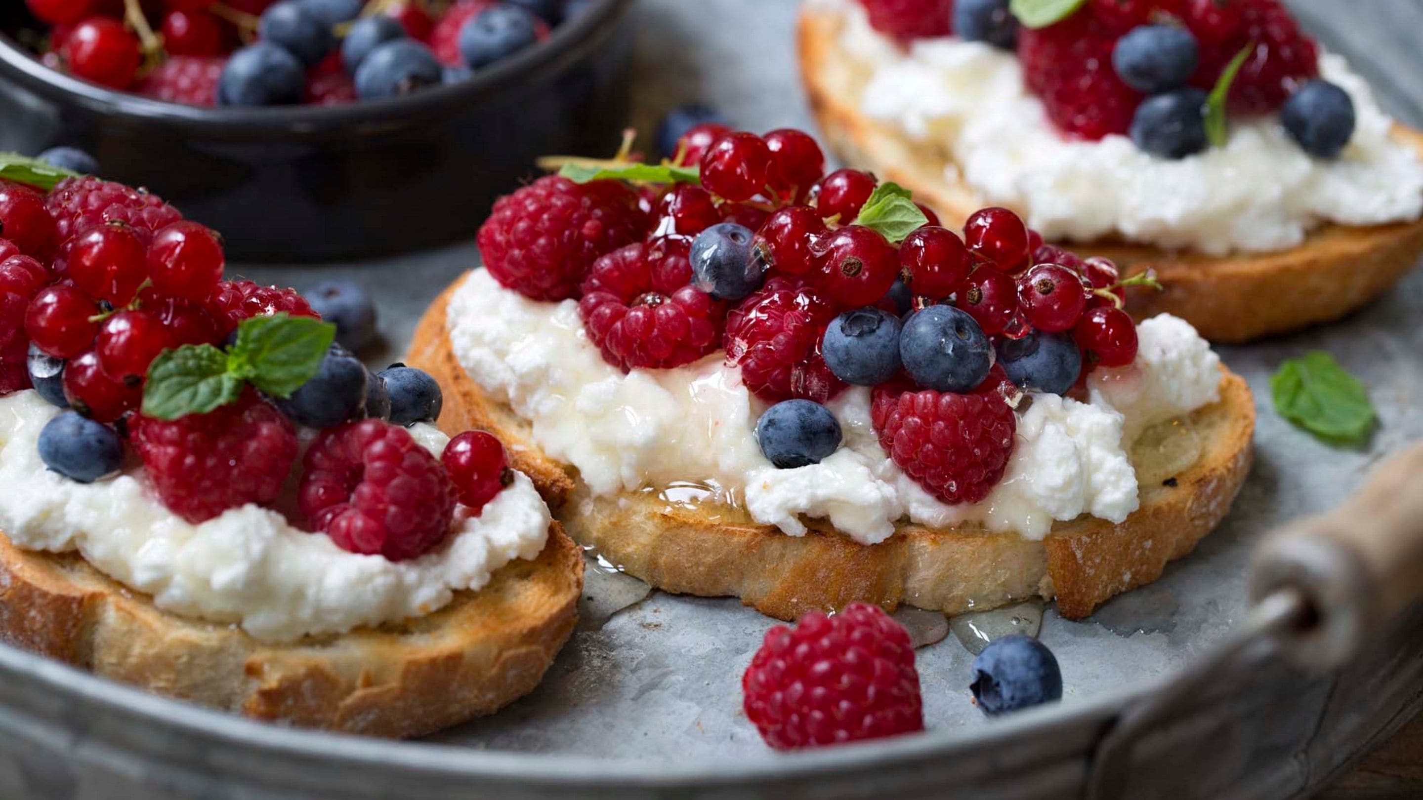 Bruchetta med ricotta og bær
