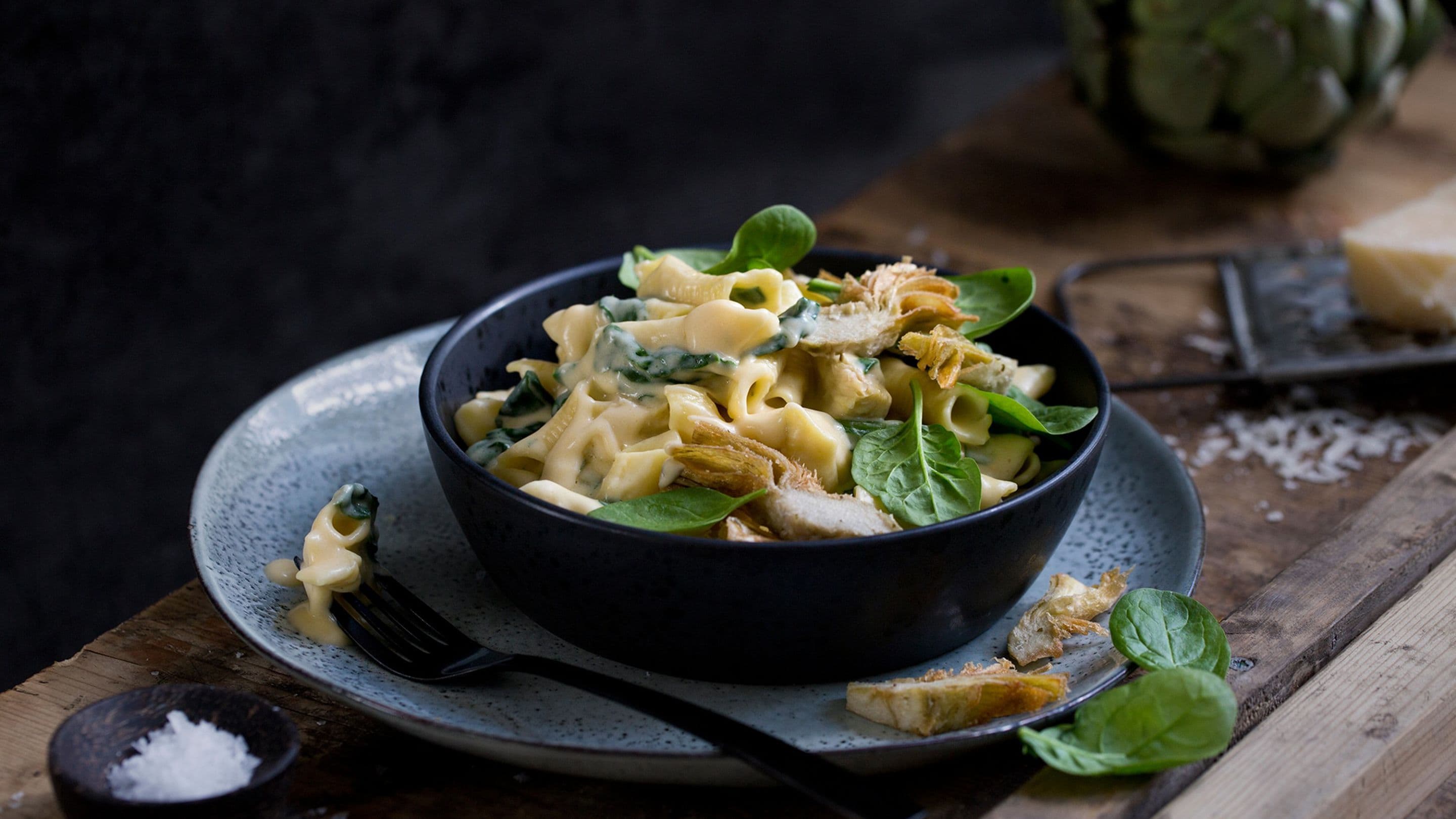 Mac’n’cheese med spinat og friterte artisjokkhjerter