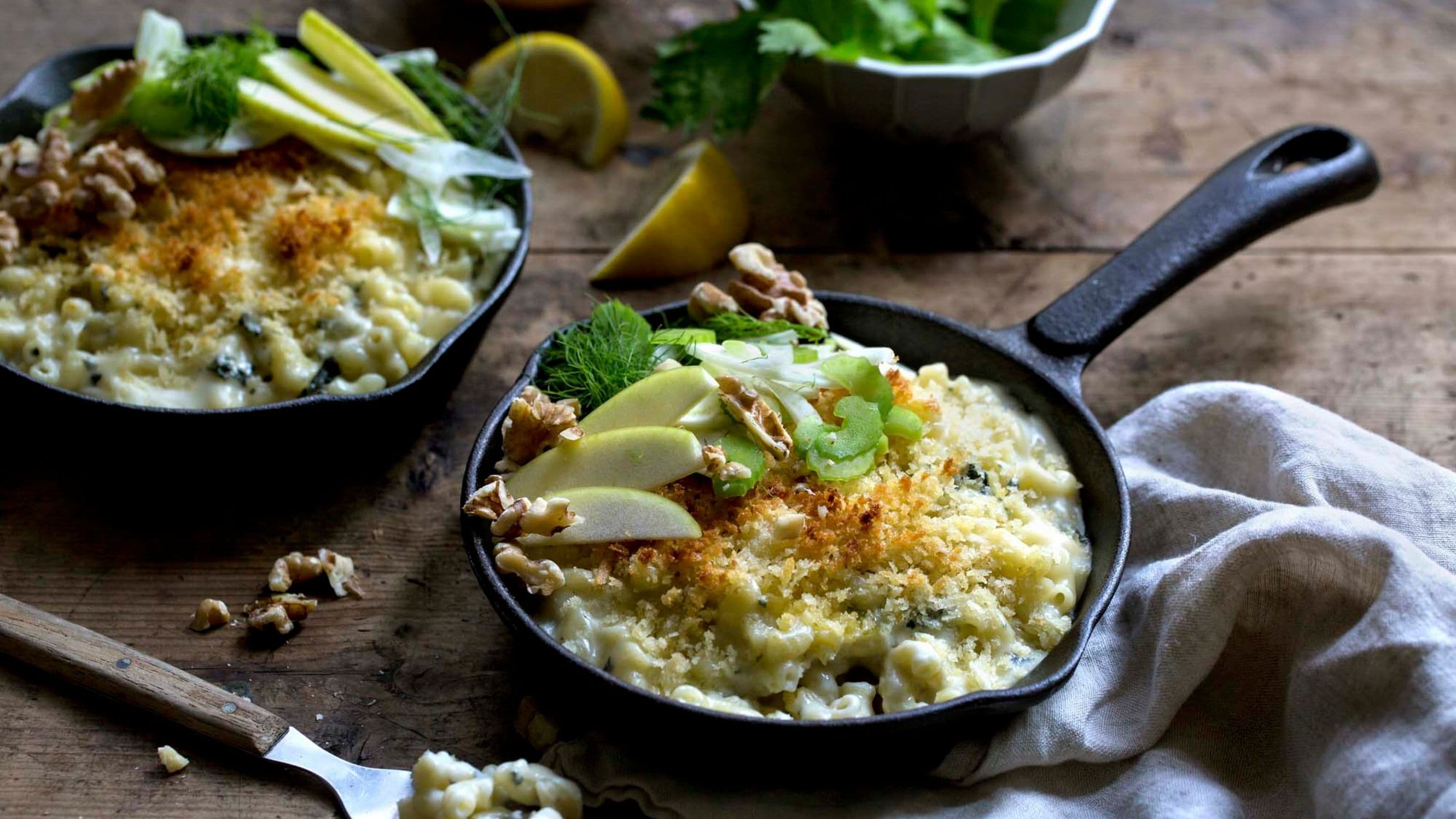 Mac´n´cheese med blåmuggost og salat av eple og selleri