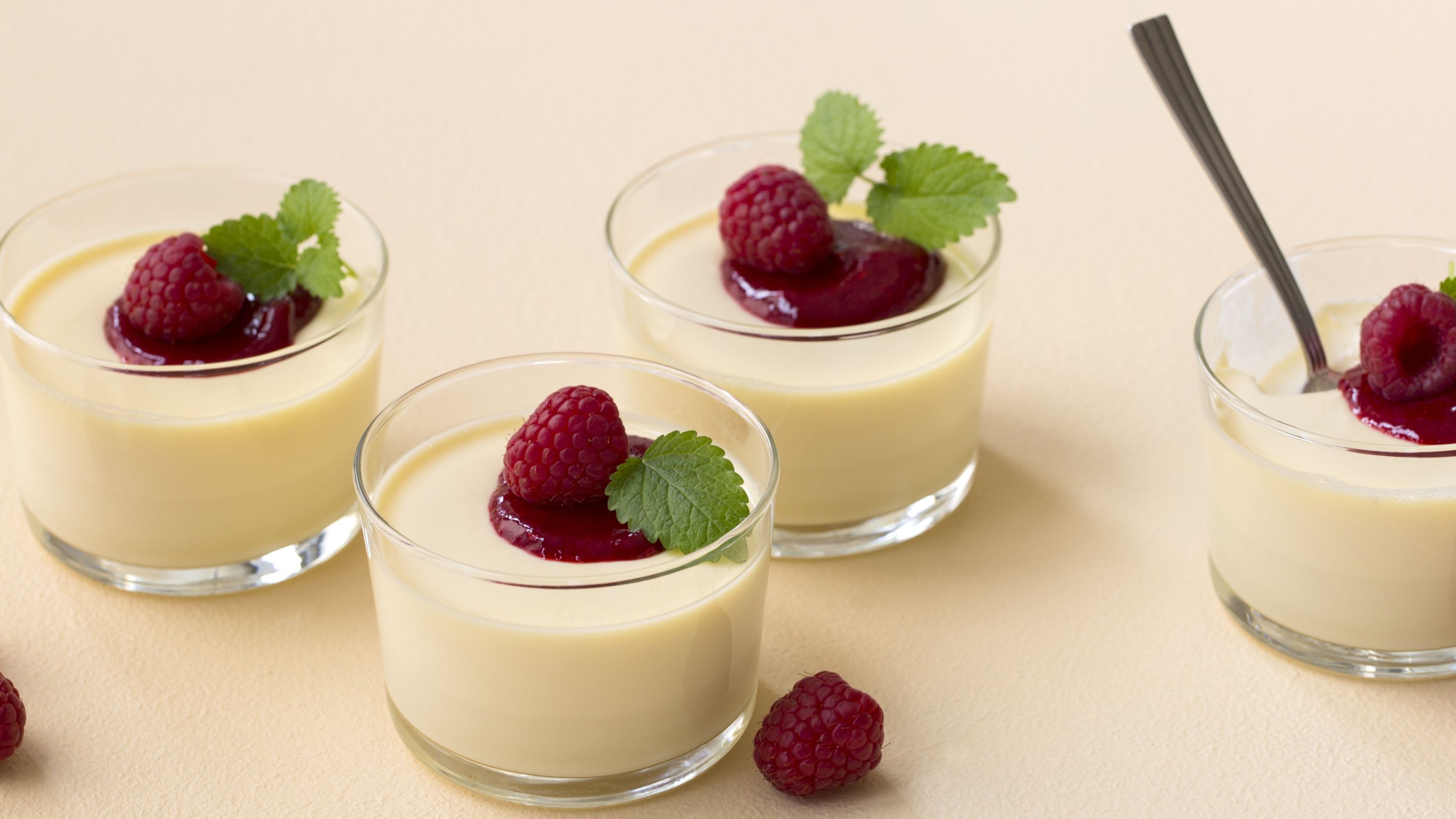 Panna cotta med vanilje og bringebærsaus