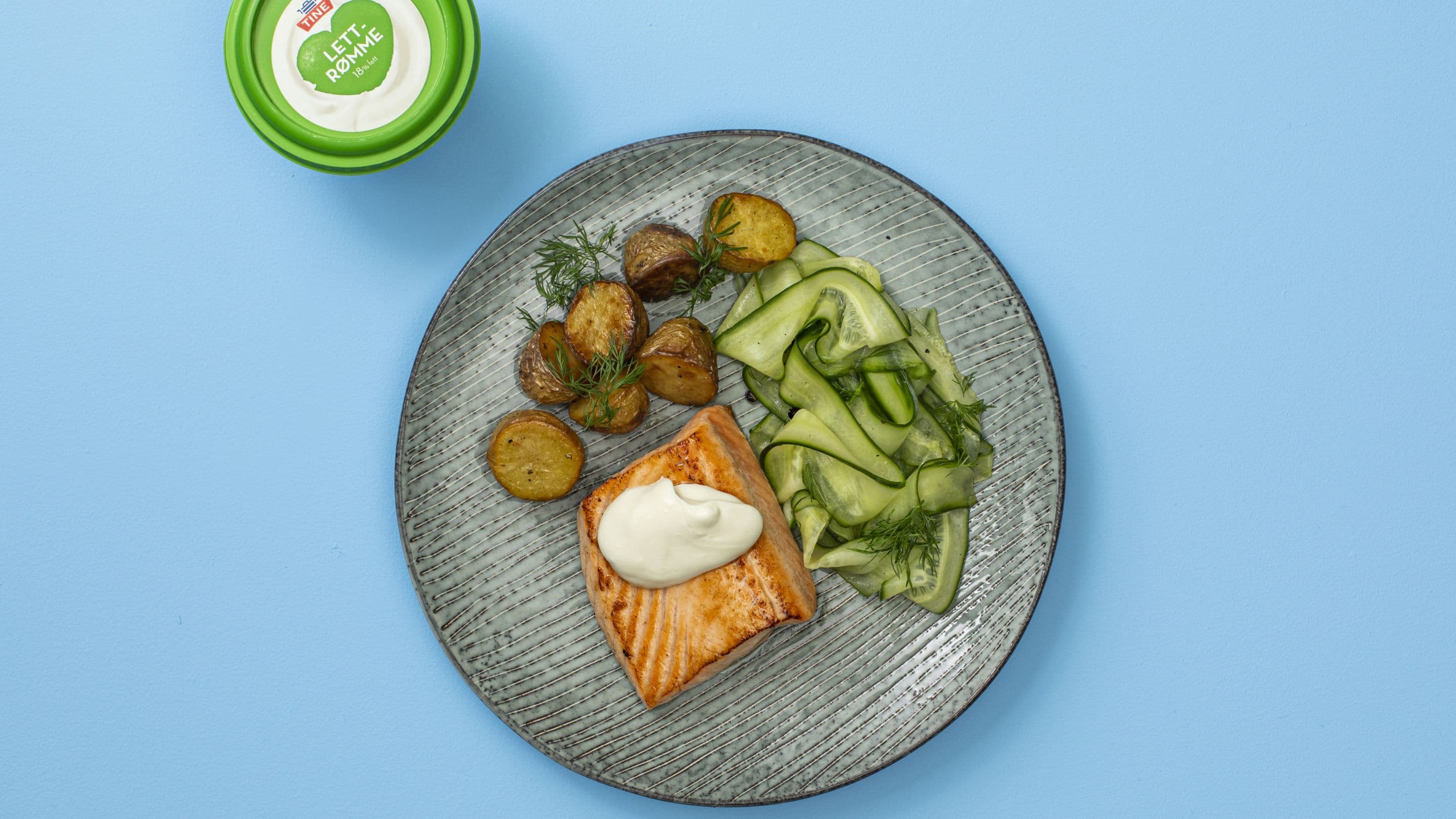 Laks med agurksalat og rømme