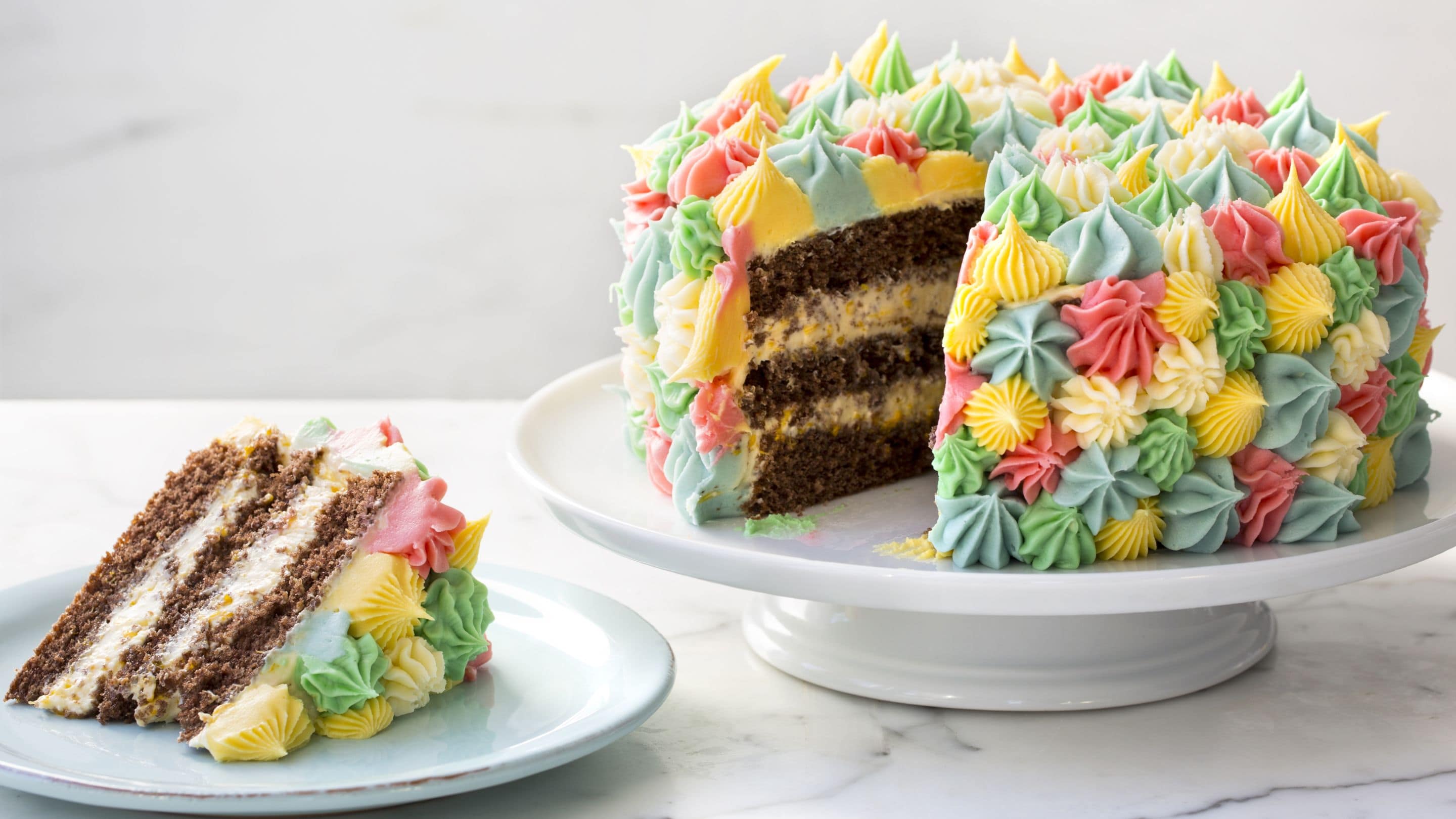 Mangefarget smørkrem-kake