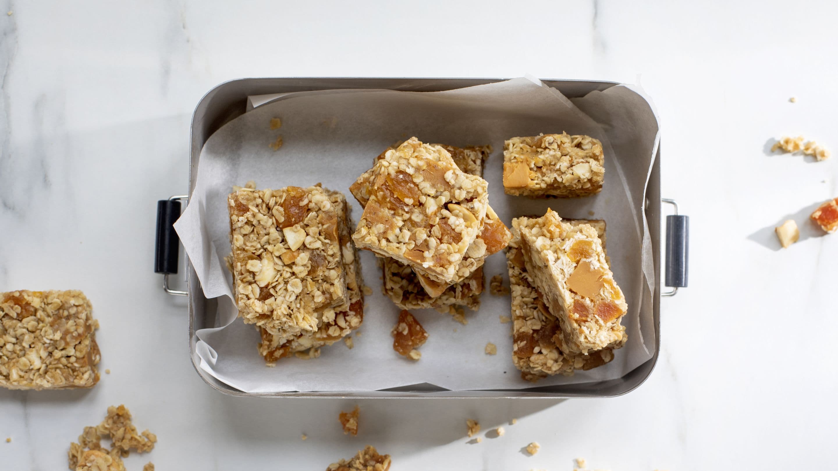 Müslibar med brunost, nøtter og aprikos