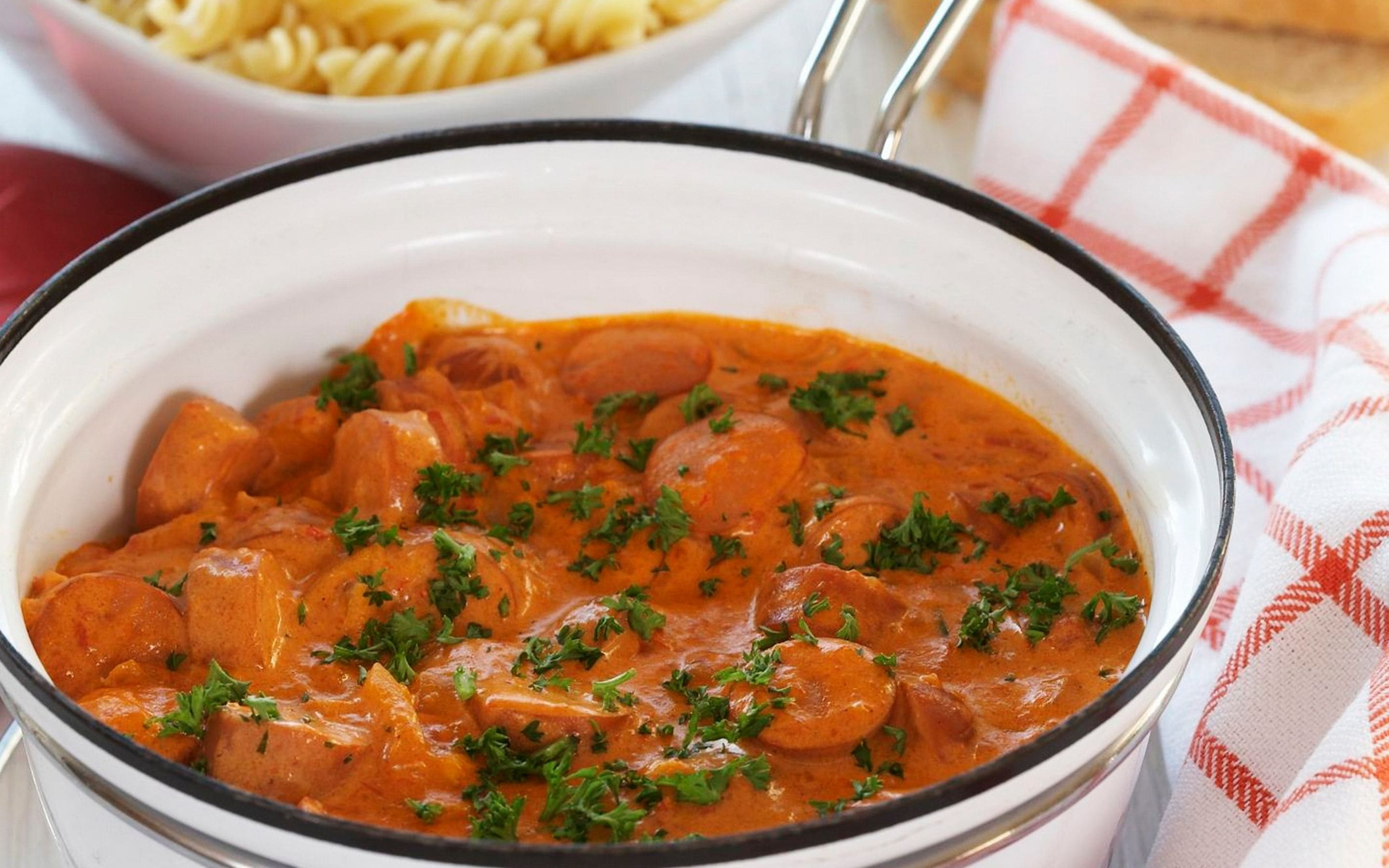 Pasta med pølsesaus