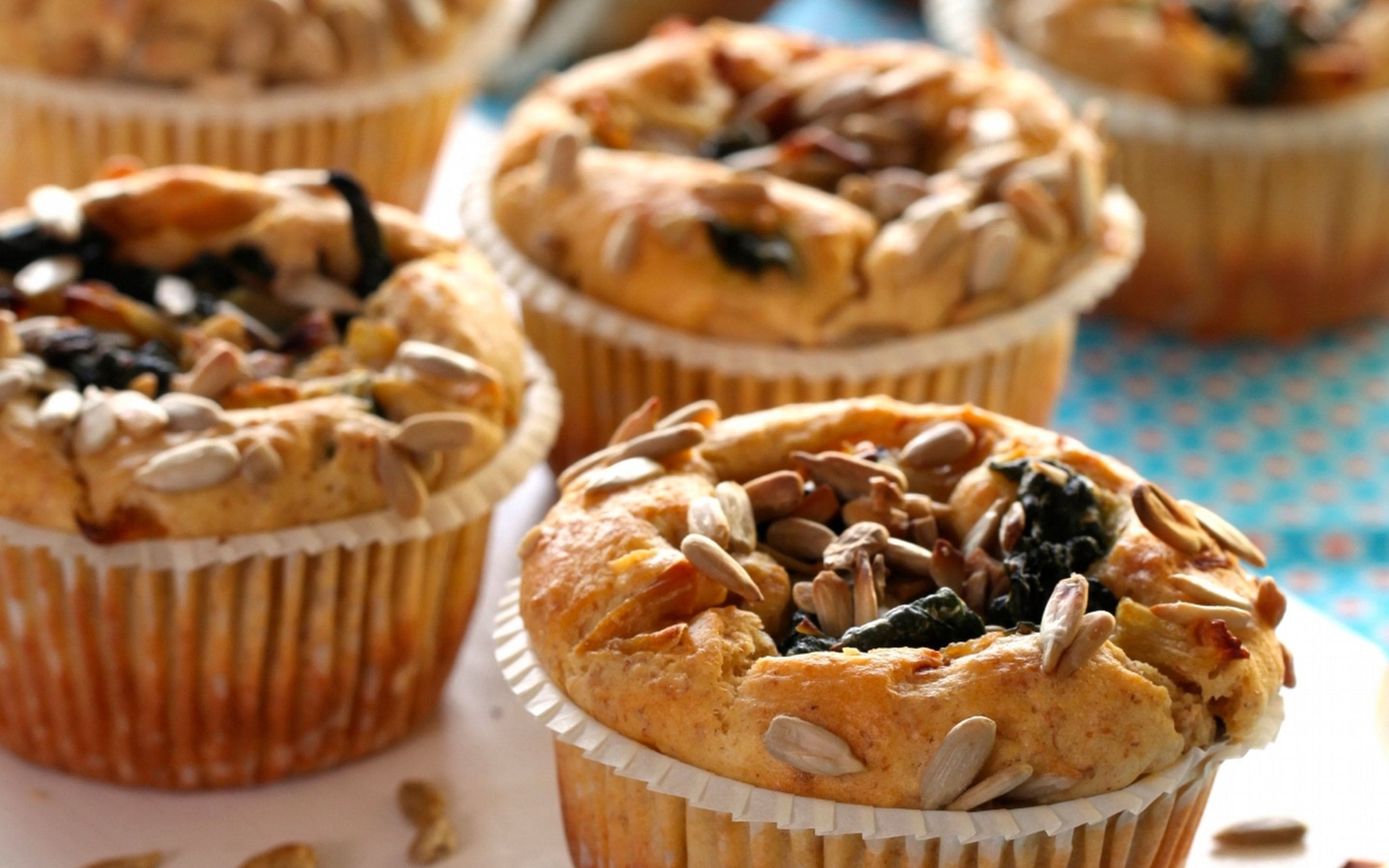 Muffins med kesam, spinat og solsikkefrø