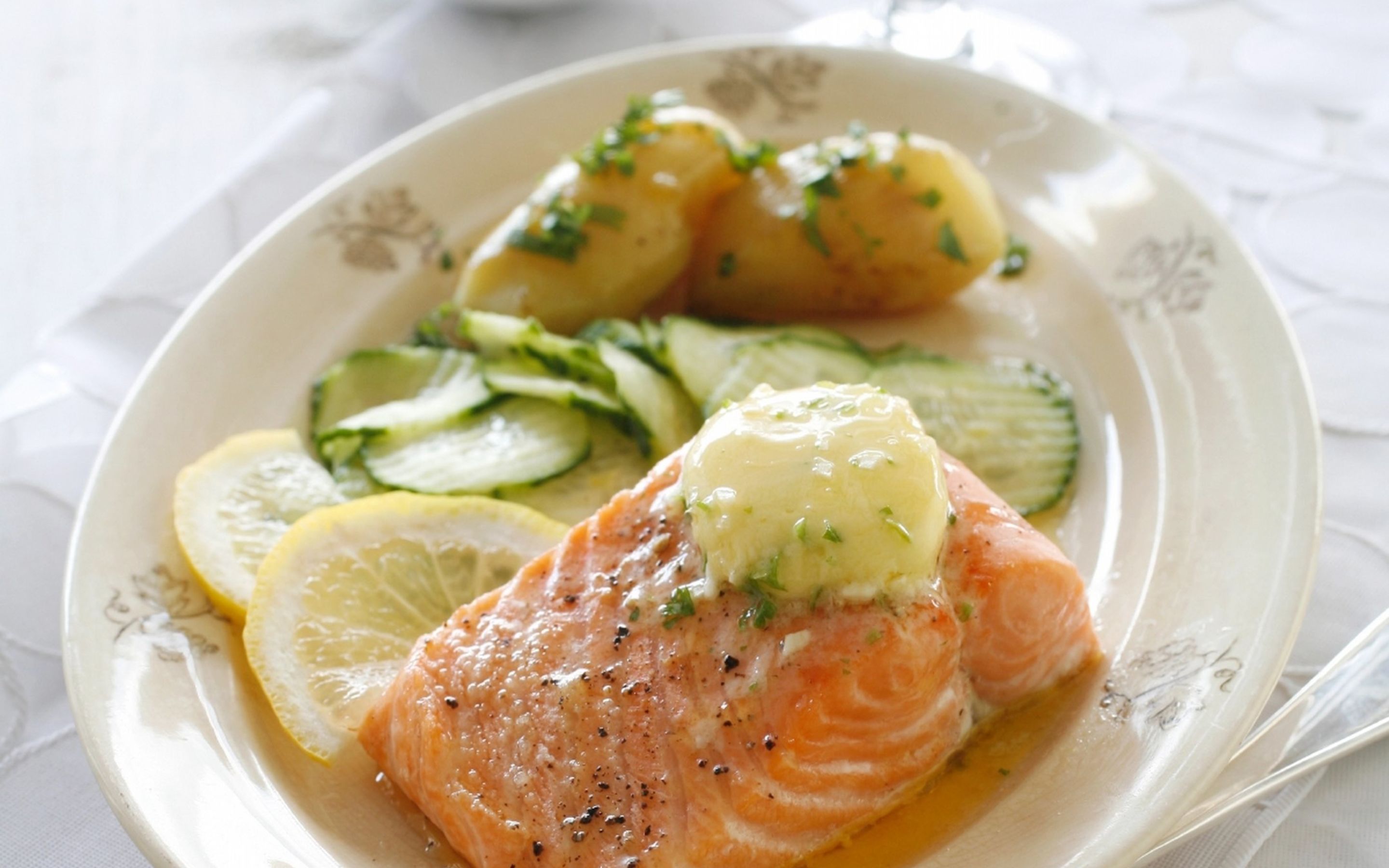 Laks med hvitløksmør