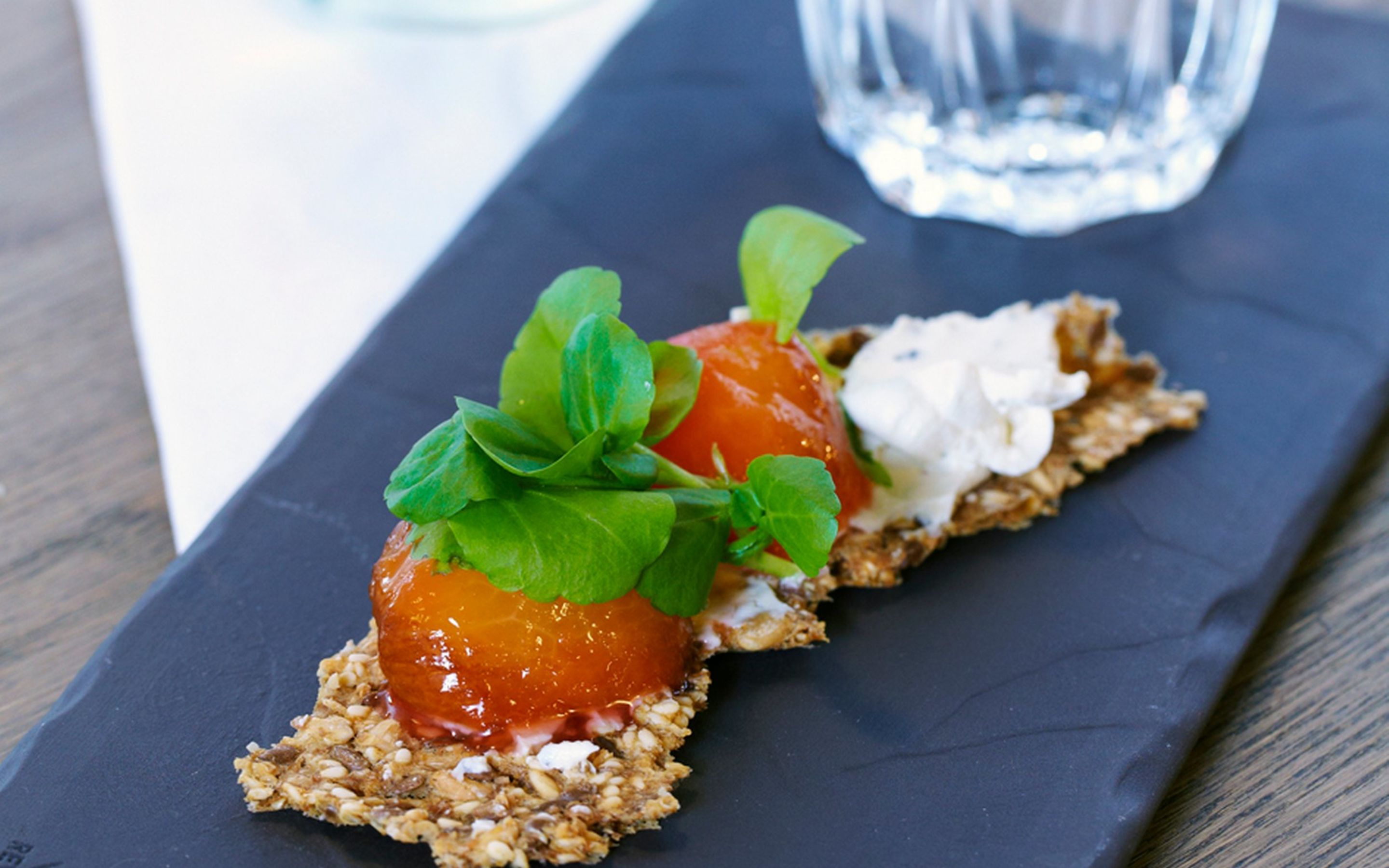Knekkebrød med Snøfrisk og plommer