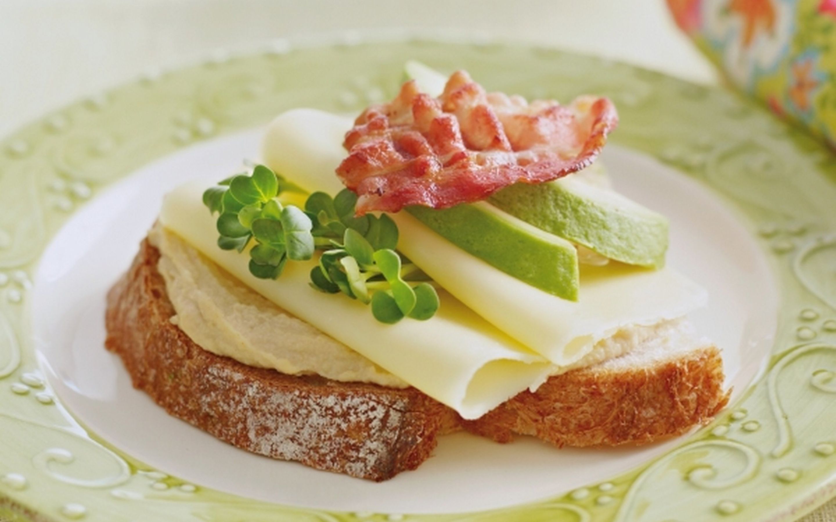 Ostemat med hummus, avocado og bacon
