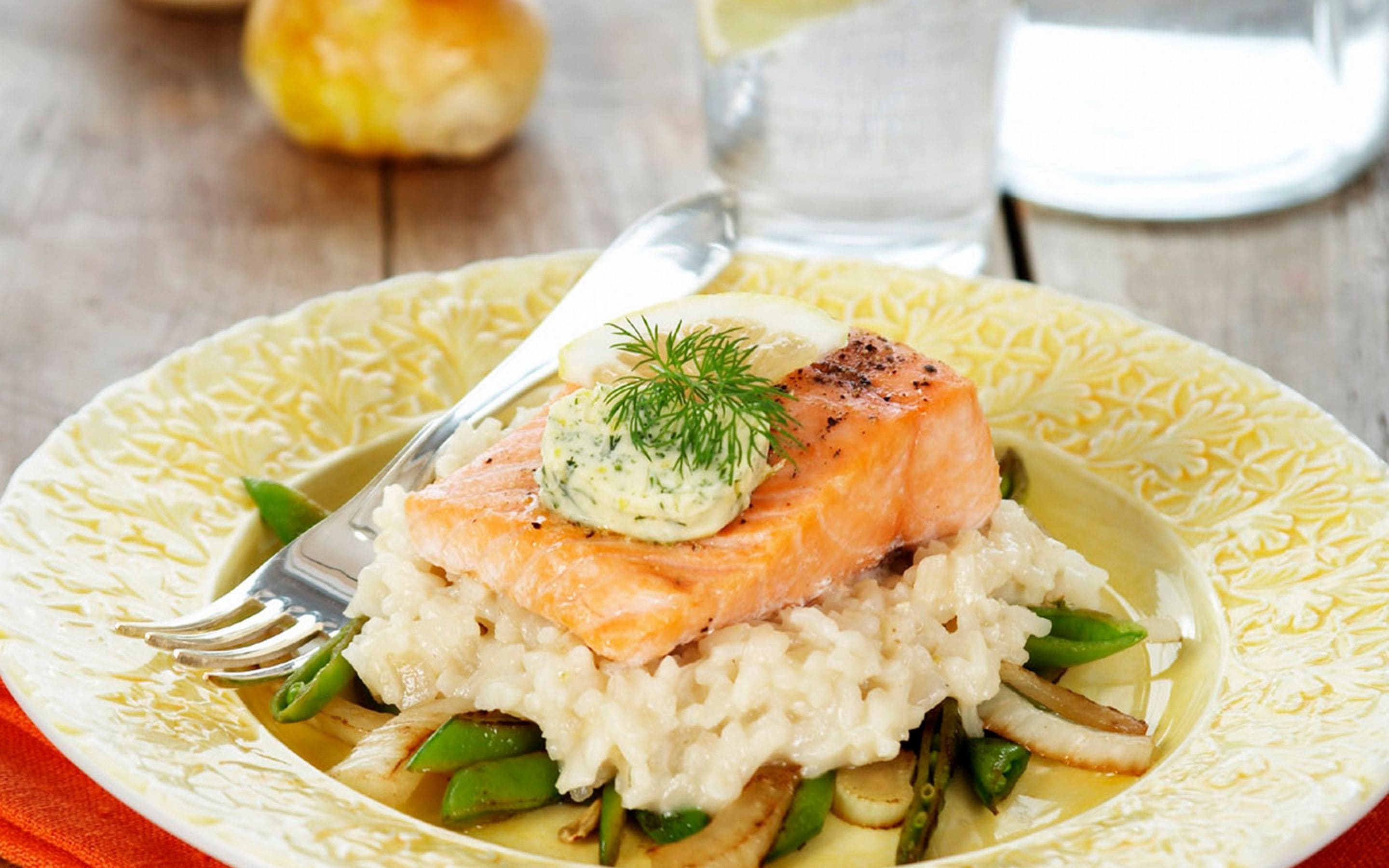 Ovnsbakt laks med dill- og sitronsmør og risotto